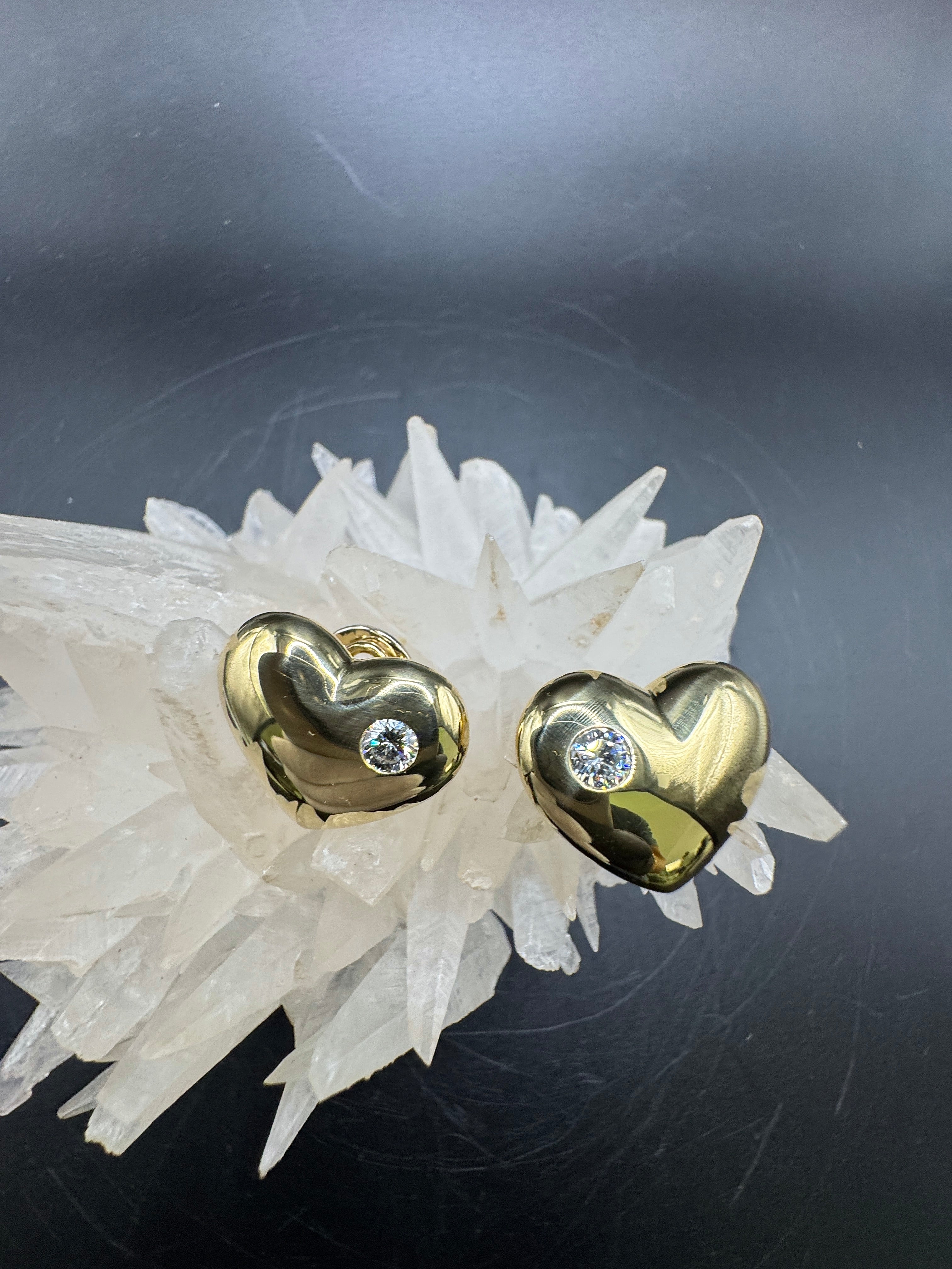 Edle Herz-Ohrringe in 18 Karat Gelbgold mit feinen Brillanten