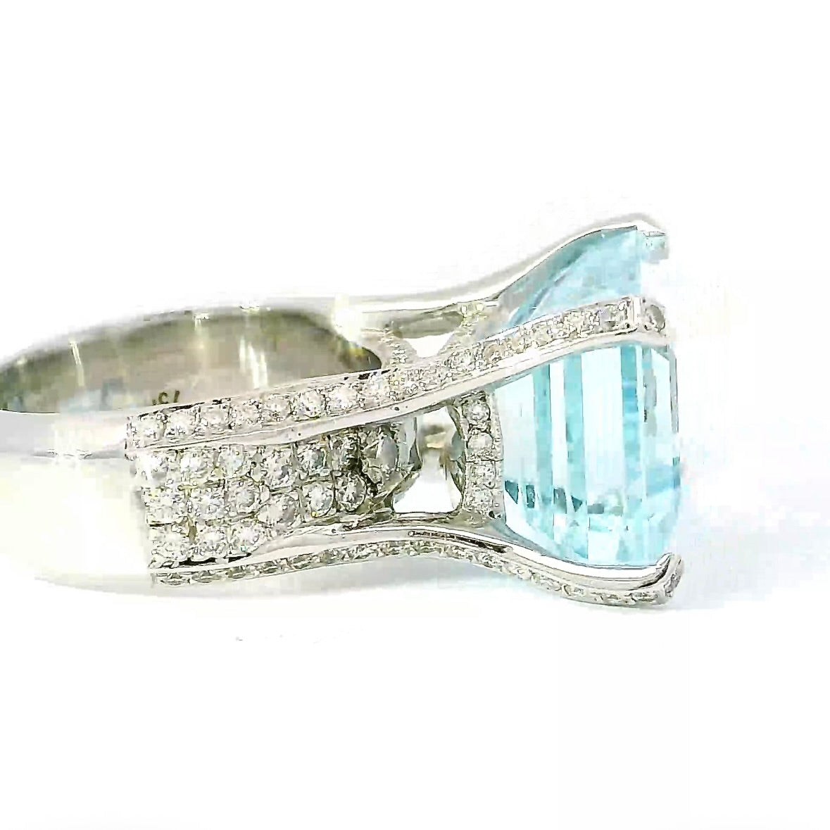Prunkvoller Cocktailring in 18 Karat Weißgold mit feinem Aquamarin und Brillanten