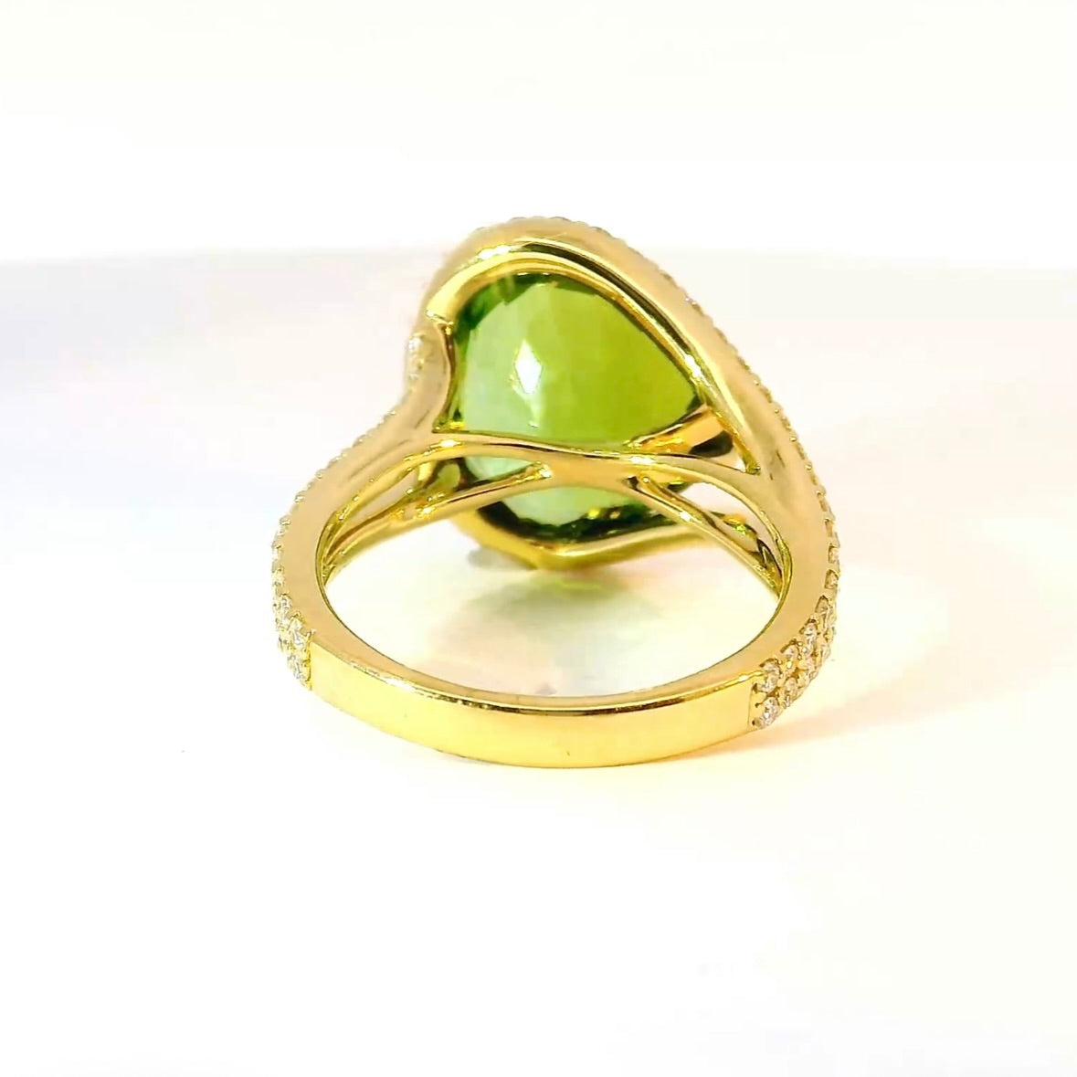 Edler Ring in 14 Karat Gelbgold mit hochfeinem Lagoon-Turmalin & Brillanten