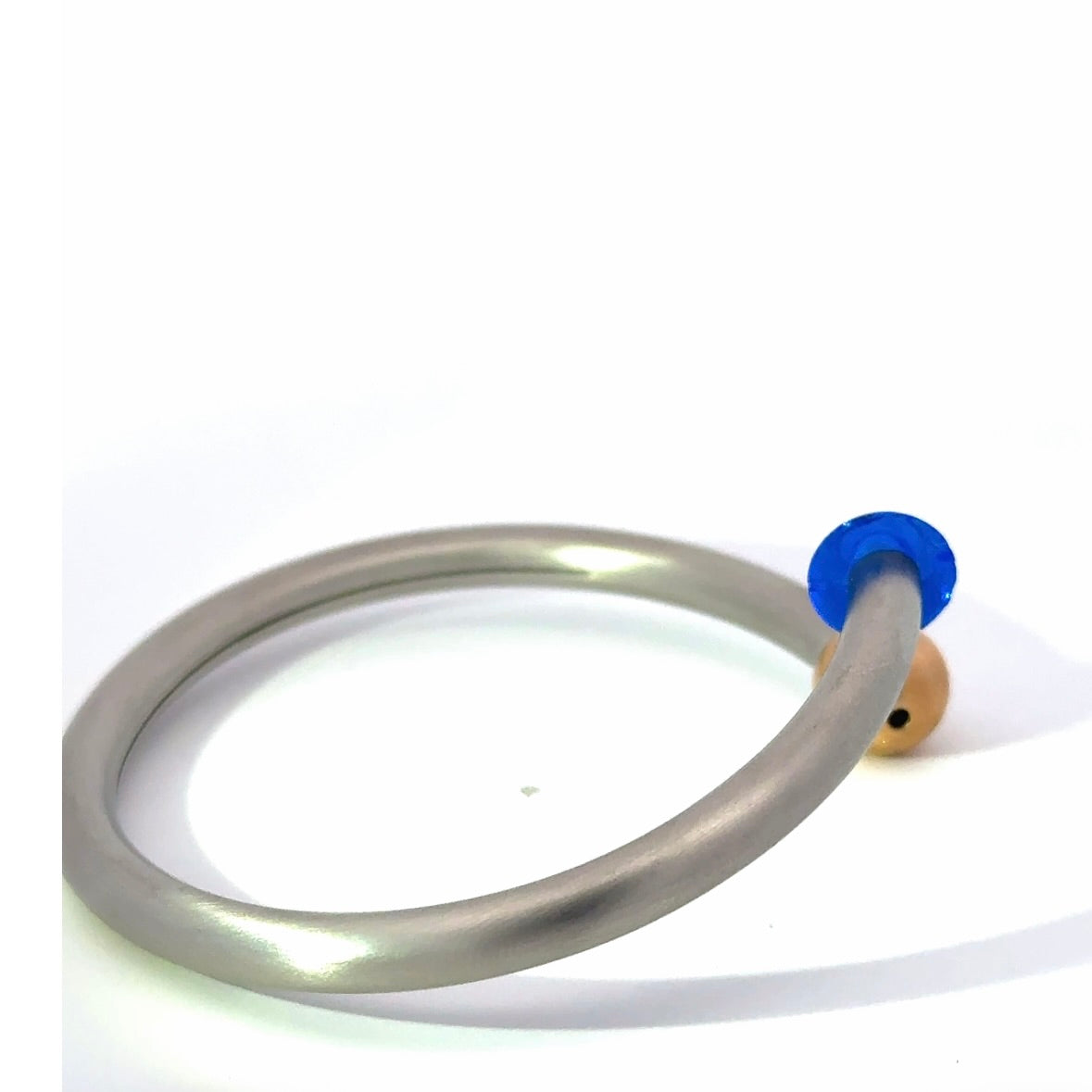 Armreif von Bunz Design in 950er Platin mit synt. blauem Saphir