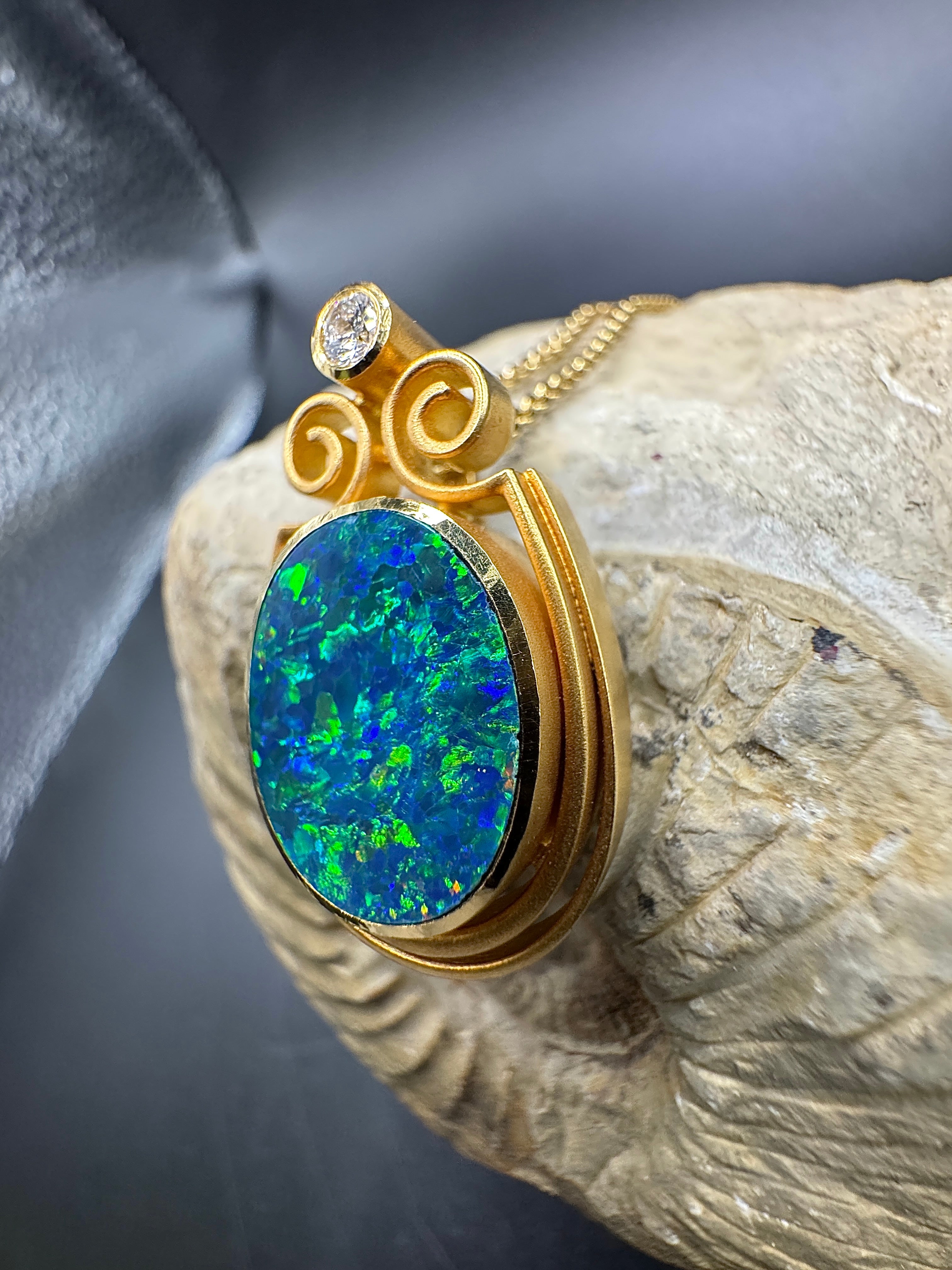 Besonderer Anhänger in 18 Karat Gelbgold mit Brillant & Opaldublette