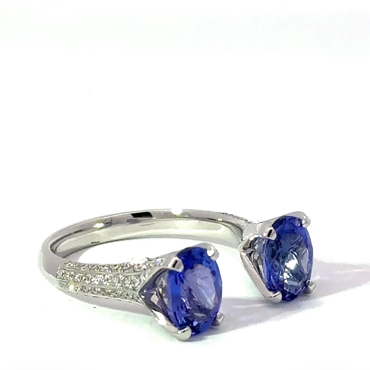 Ausgefallener Ring in 14 Karat Weißgold mit Tansaniten & Brillanten