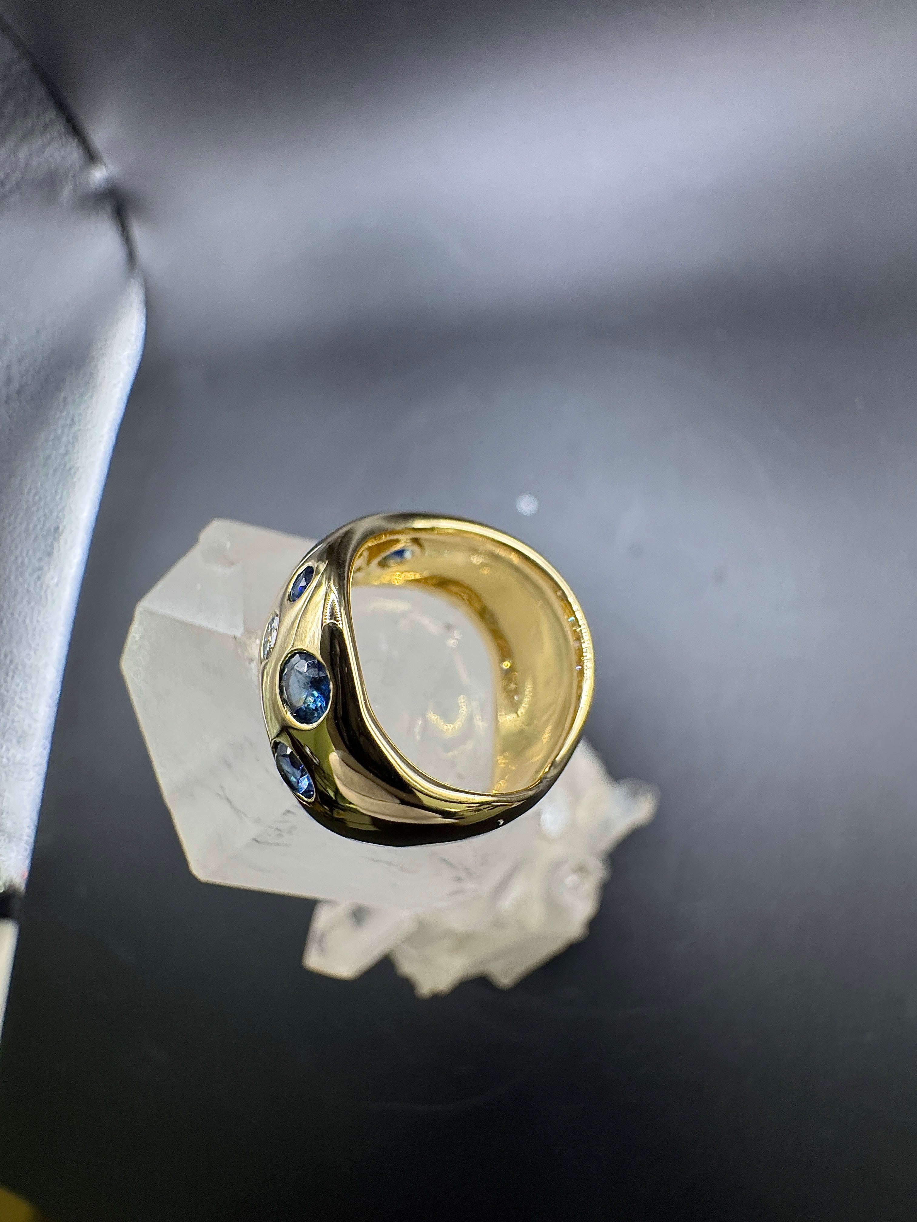Eleganter Ring in 18 Karat Gelbgold mit Saphiren & Brillanten