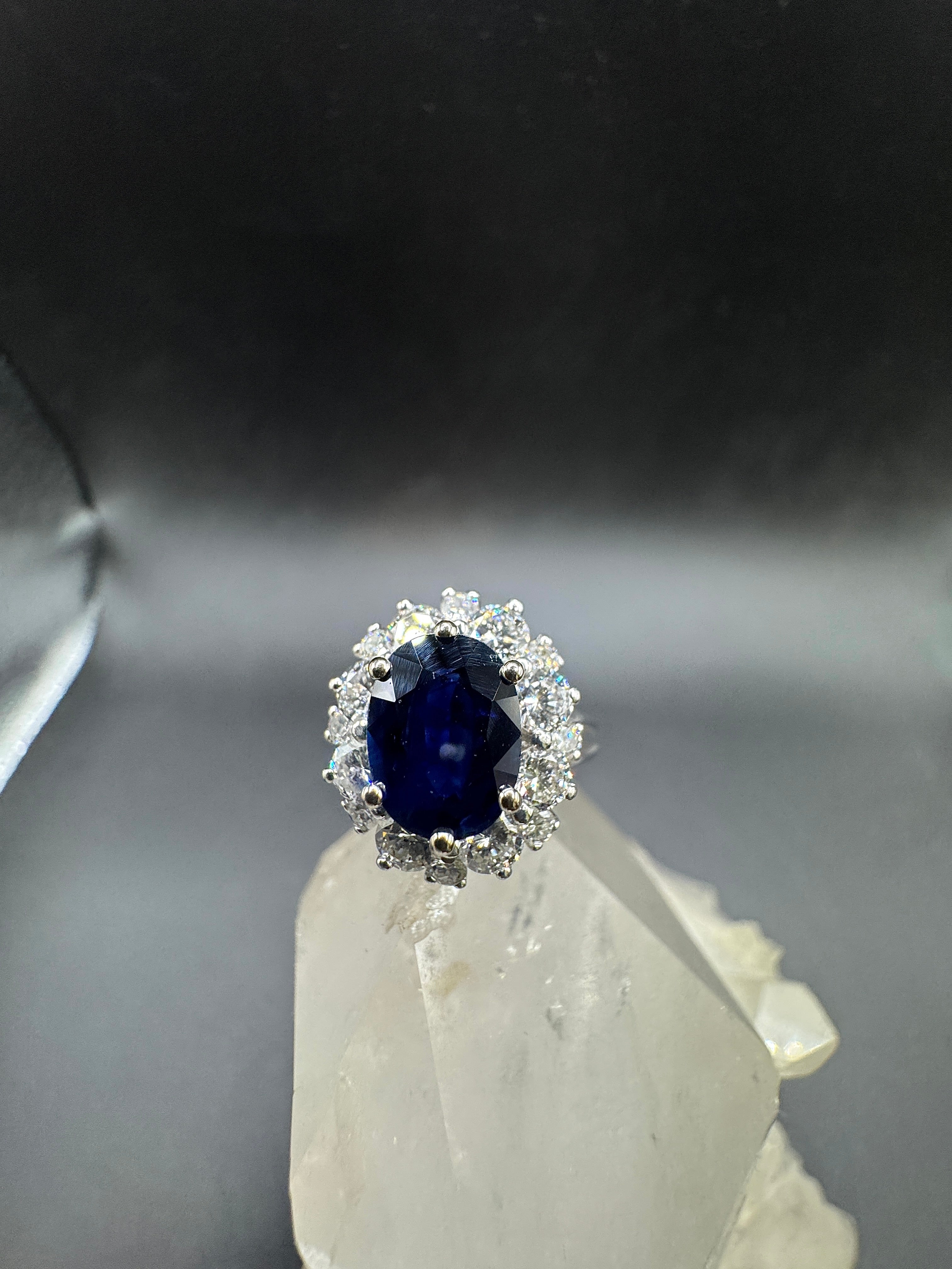 Hochwertiger Ring in 18 Karat Weißgold mit blauem Saphir & Brillanten