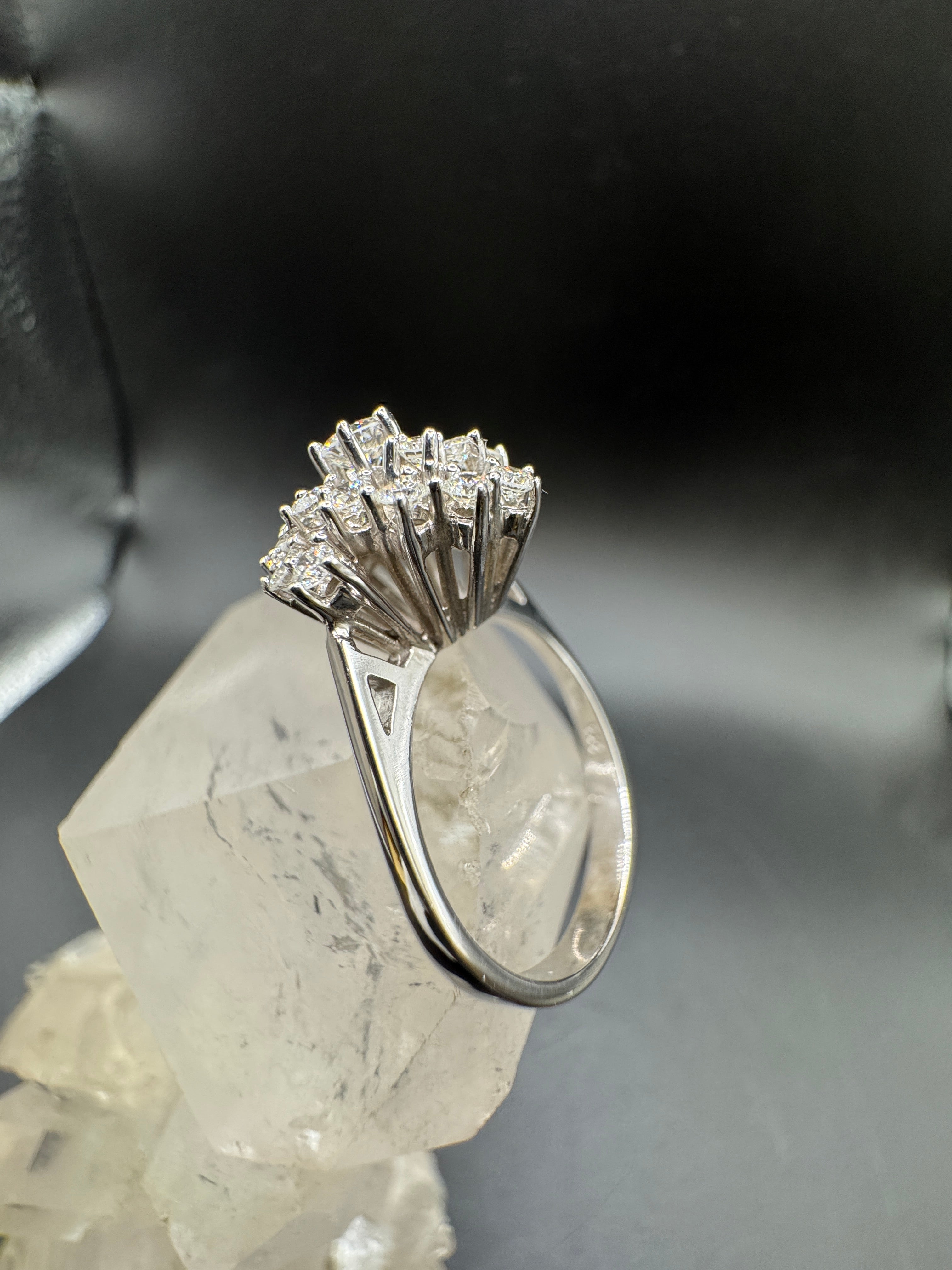 Steinbetonter Ring in 14 Karat Weißgold mit feinen Brillanten