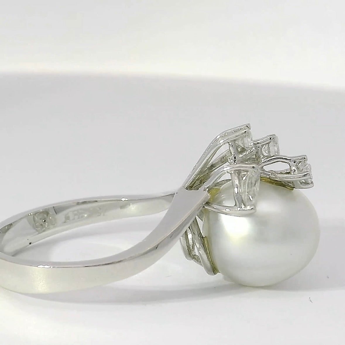 Handgefertigter Ring in 18 Karat Weißgold mit Südseeperle & Diamanten
