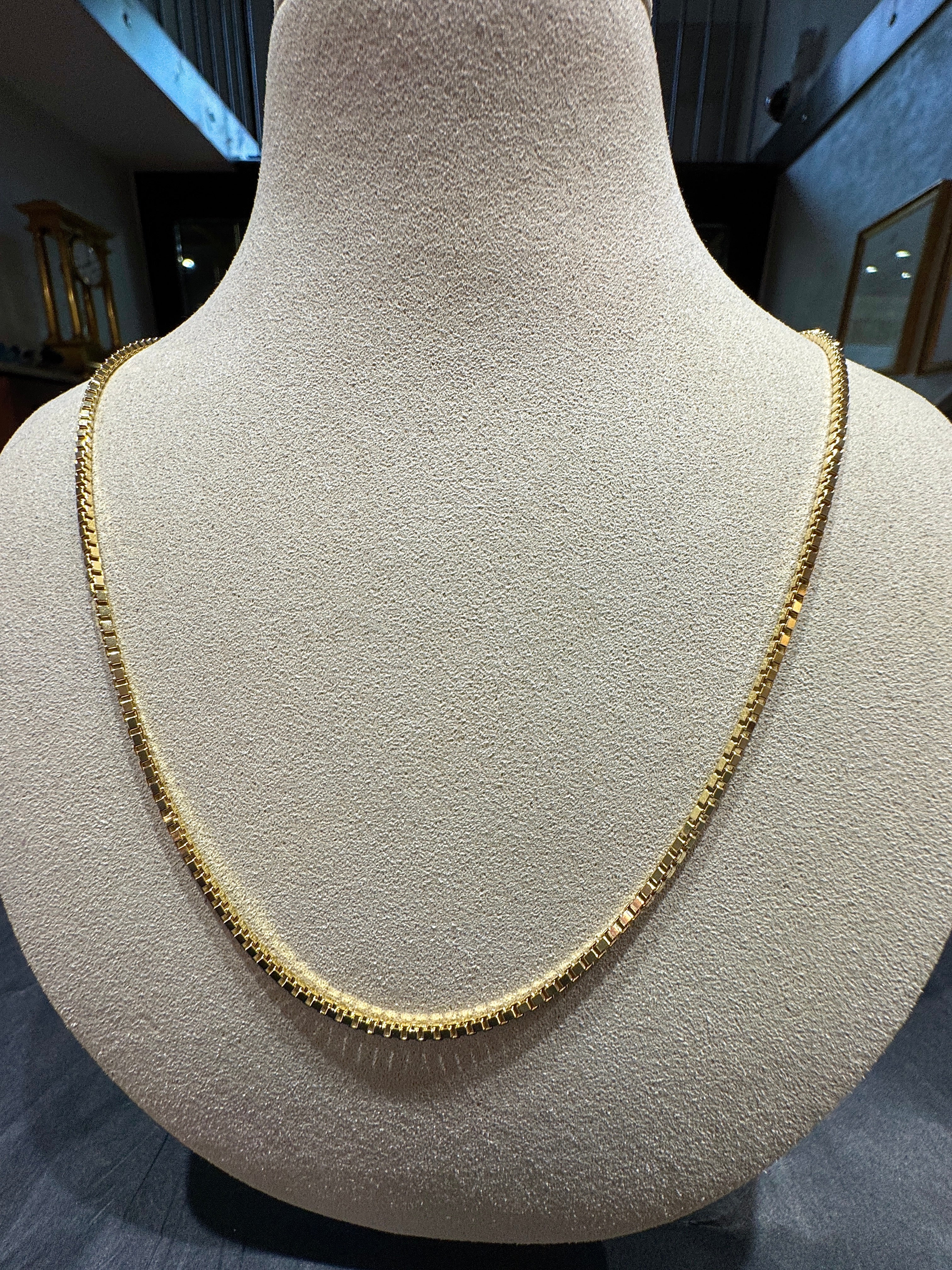 Luminous Venetian chain in 8 karat yellow gold with a spring ring clasp