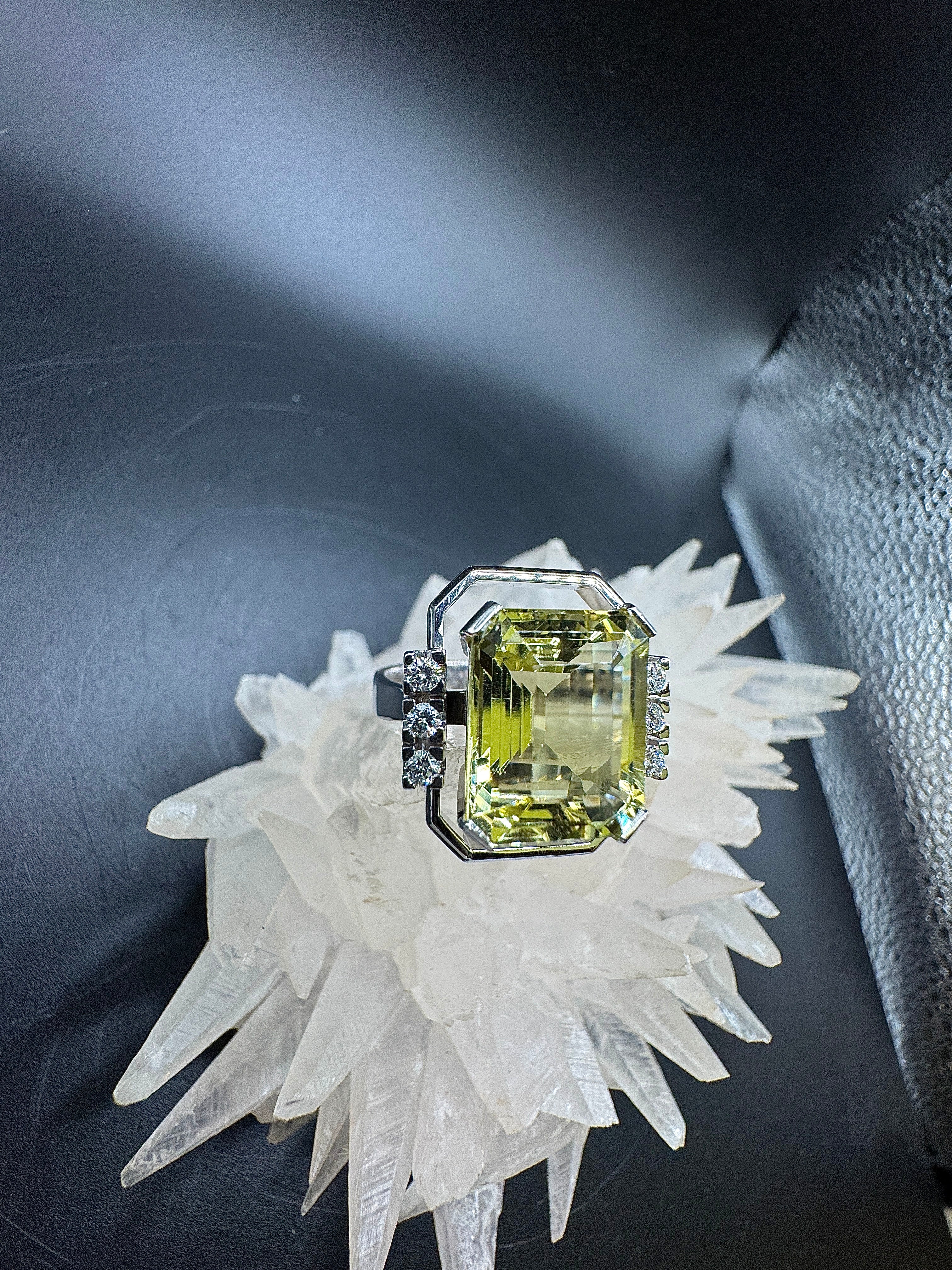 One-of-a-kind ring in 18 karat white gold with lemon quartz & brilliant-cut diamonds