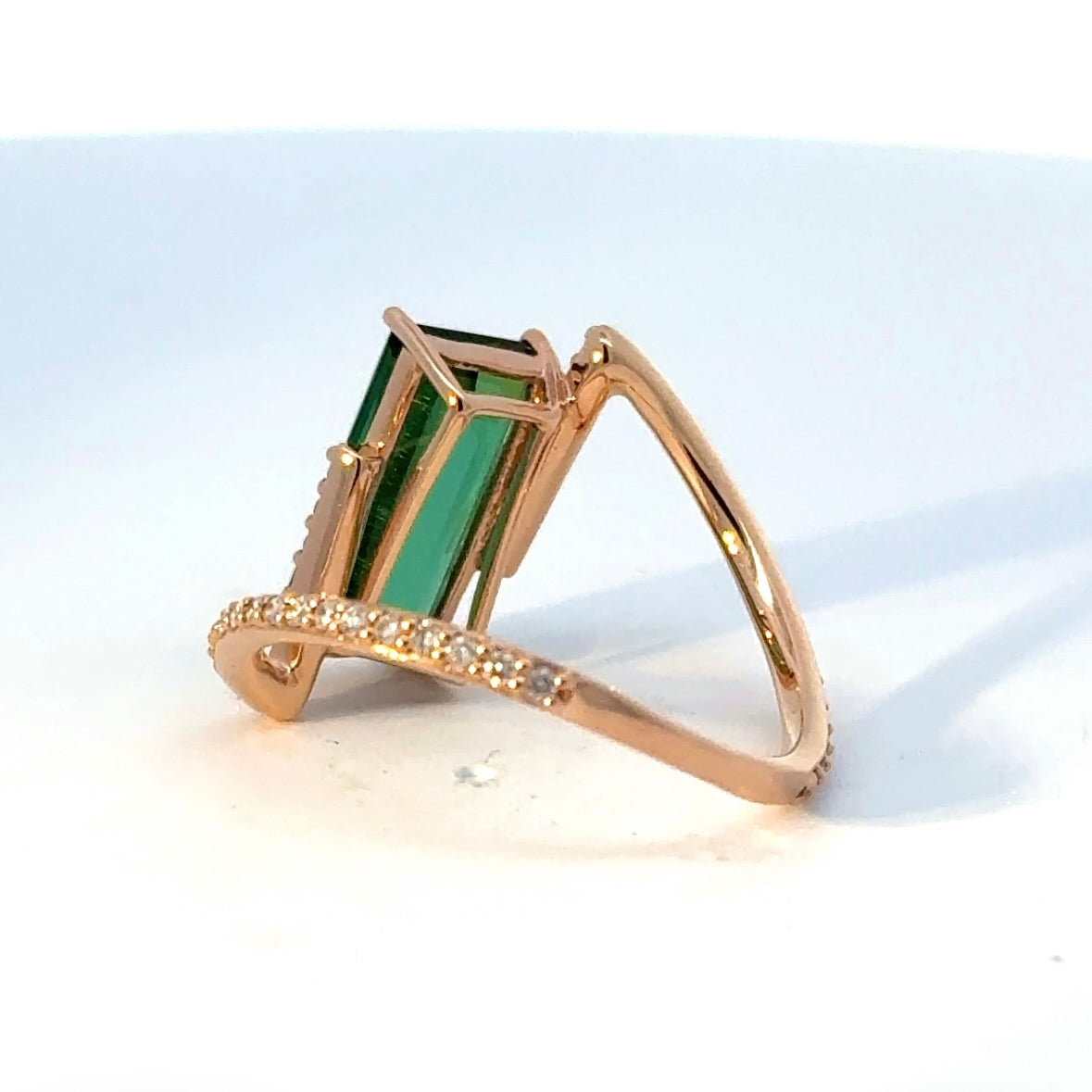 Eleganter Ring in 14 Karat Rosegold mit Lagoon-Turmalin & Brillanten