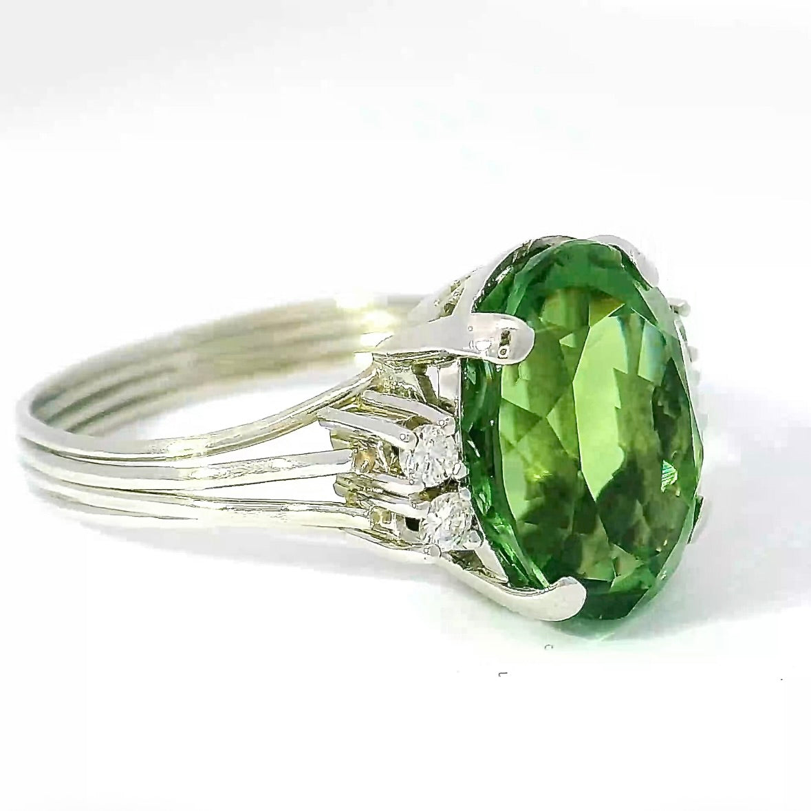 Zeitloser Vintage-Ring in 18 Karat Weißgold mit grünem Turmalin & Brillanten