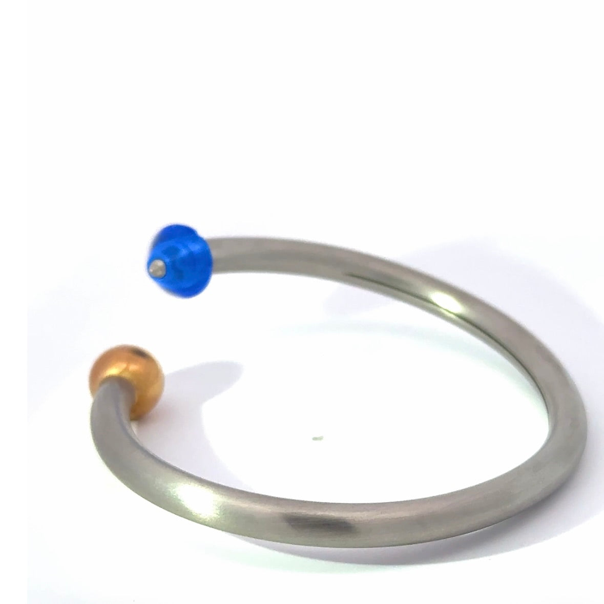 Armreif von Bunz Design in 950er Platin mit synt. blauem Saphir