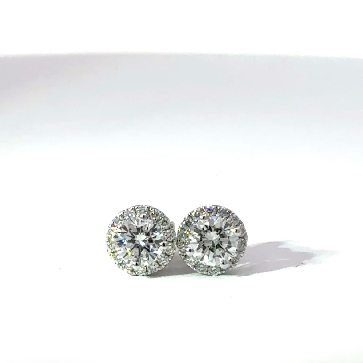 Moderne Brillantstecker in 18 Karat Weißgold mit hochfeinen Brillanten