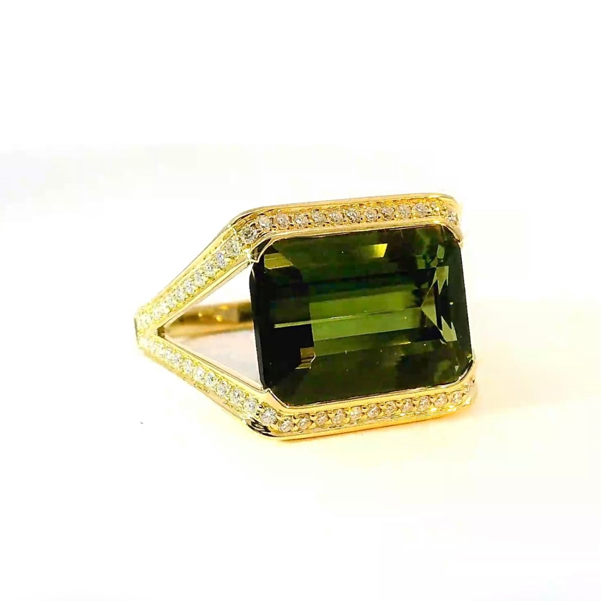 Beeindruckender Ring in 14 Karat Gelbgold mit großem Turmalin & feinen Brillanten