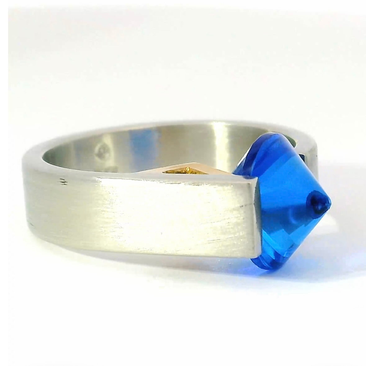 Massiver Ring von Bunz Design in 950er Platin & 18 Karat Gelbgold mit Saphir