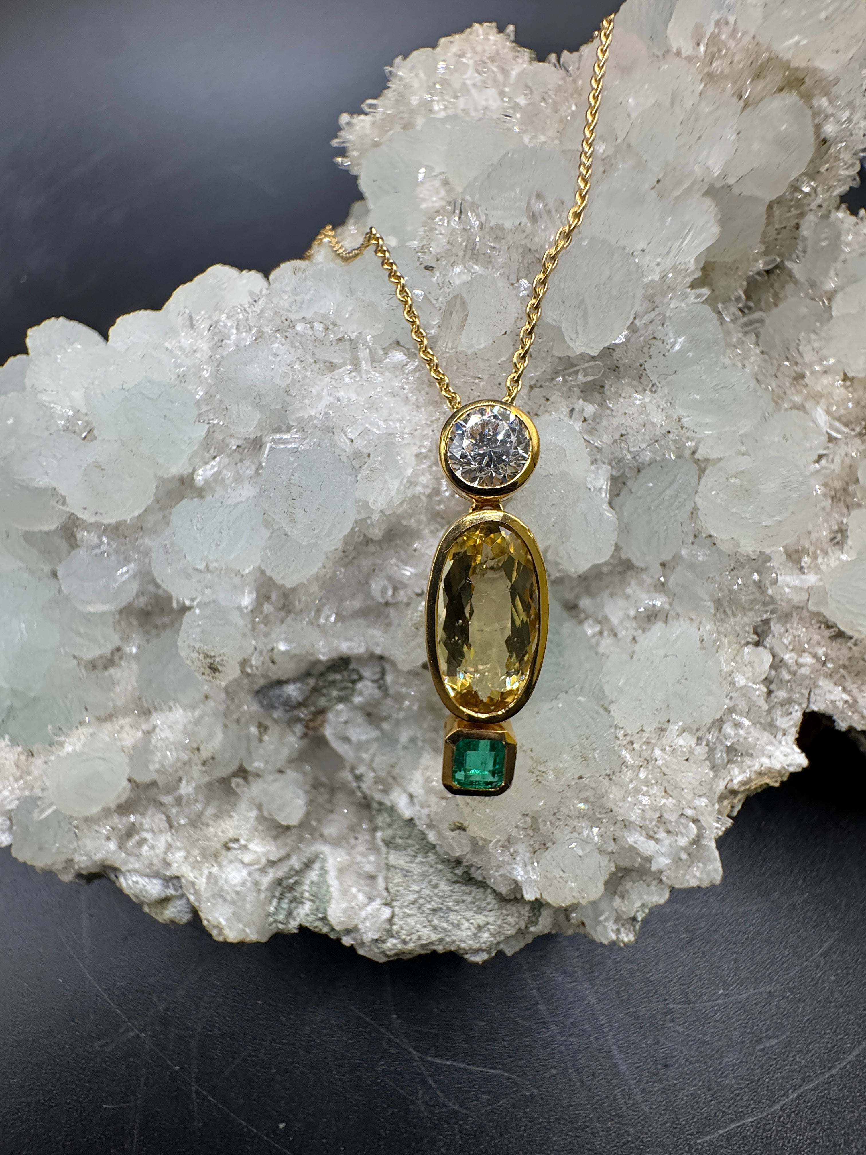 Modern pendant in 18K yellow gold with brilliant-cut diamond, emerald & heliodor
