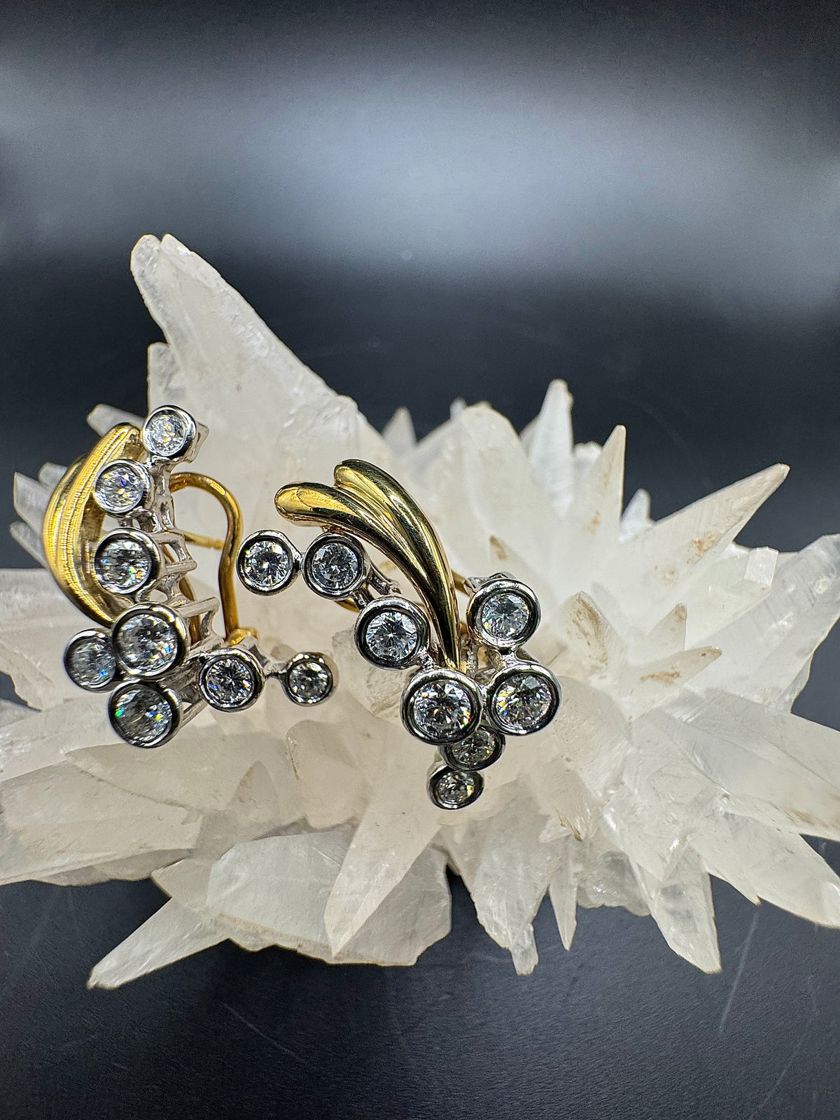 Fancy bicolor earrings in 18 karat gold with fine brilliant-cut diamonds