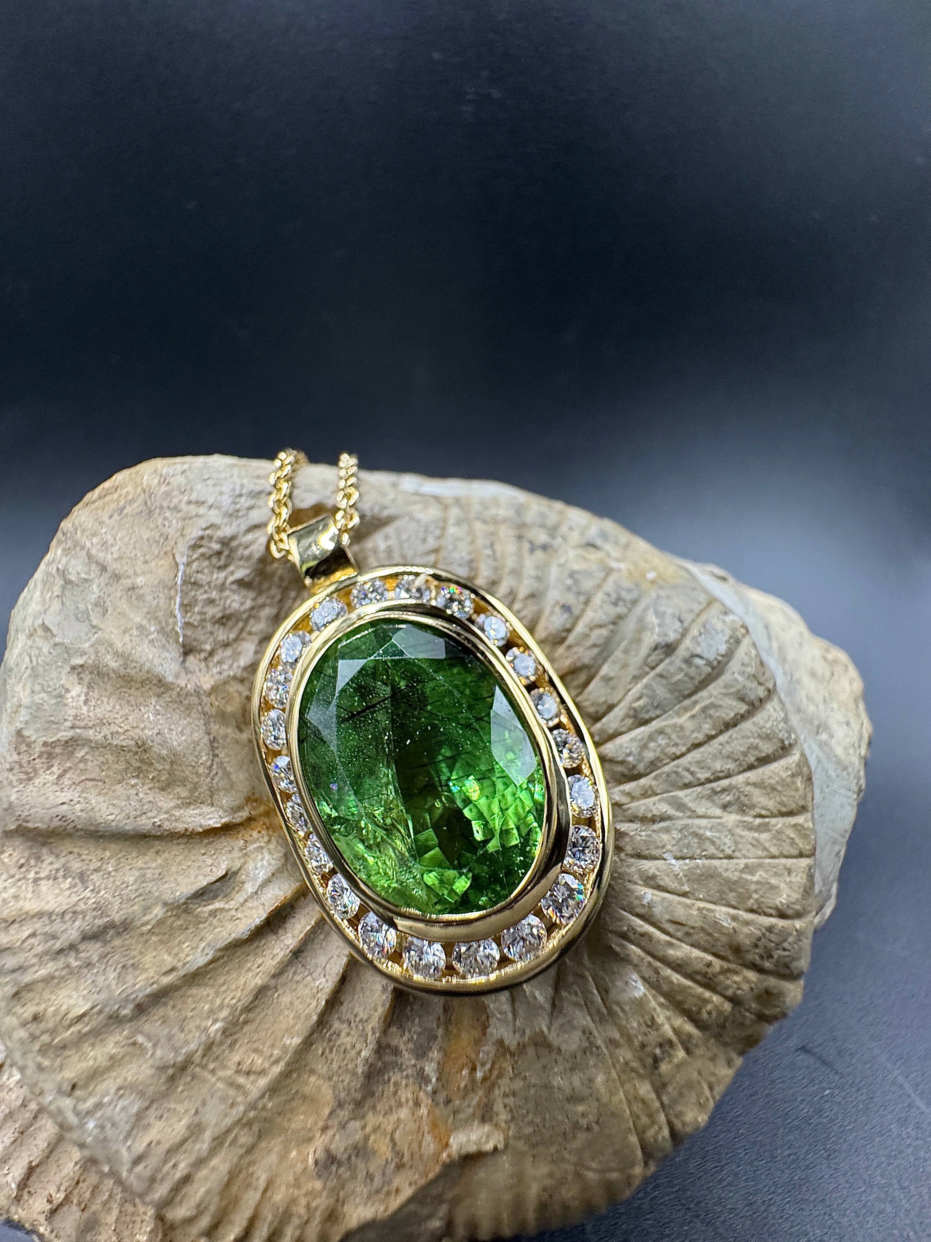 Elegant Pendant in 18 Carat Yellow Gold with Large Peridot & Brilliant-Cut Diamonds