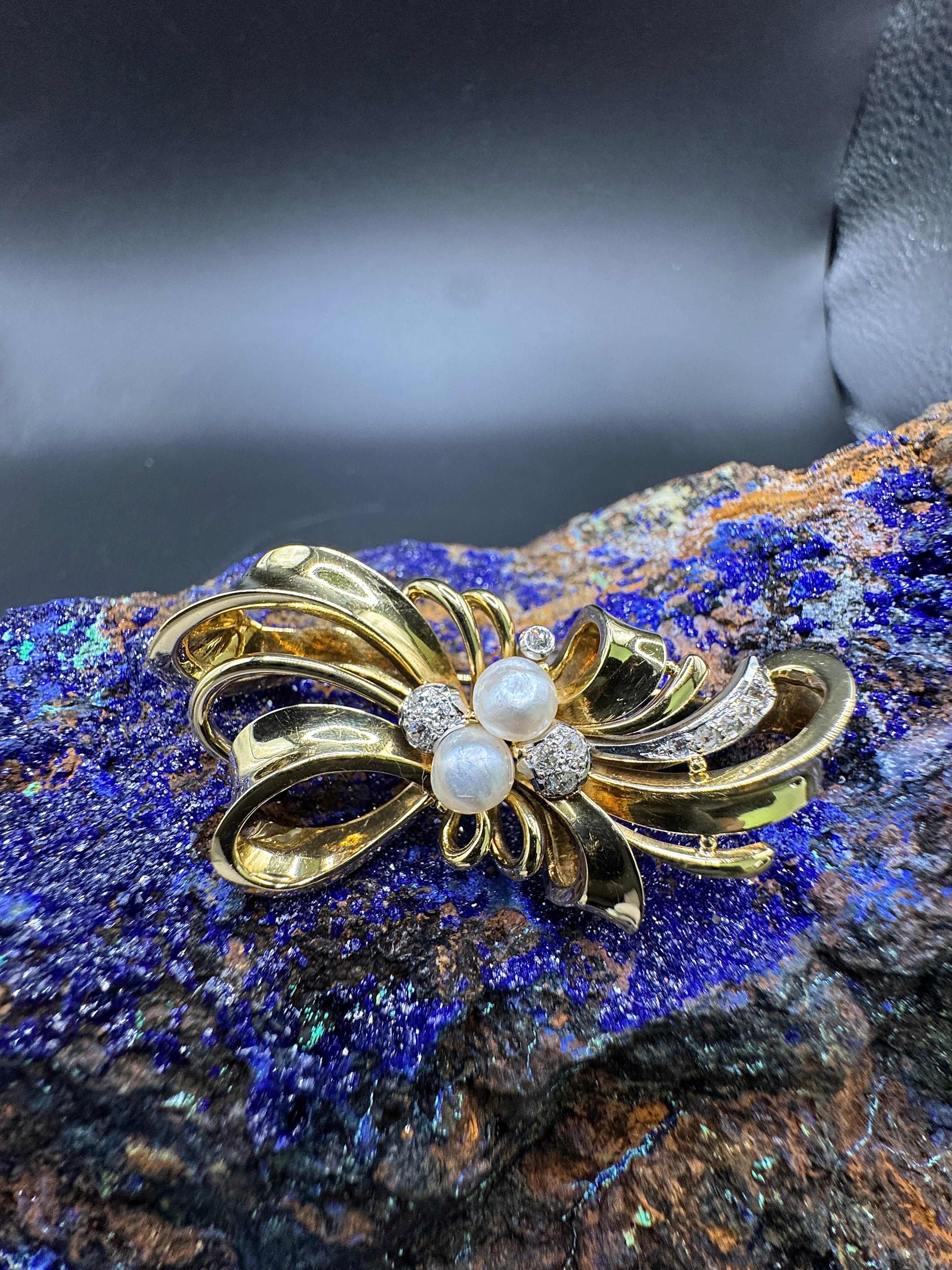 Vintage Brooch in 14 Karat Yellow Gold with Diamonds and Pearls