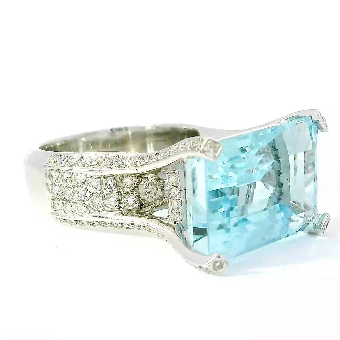 Prunkvoller Cocktailring in 18 Karat Weißgold mit feinem Aquamarin und Brillanten