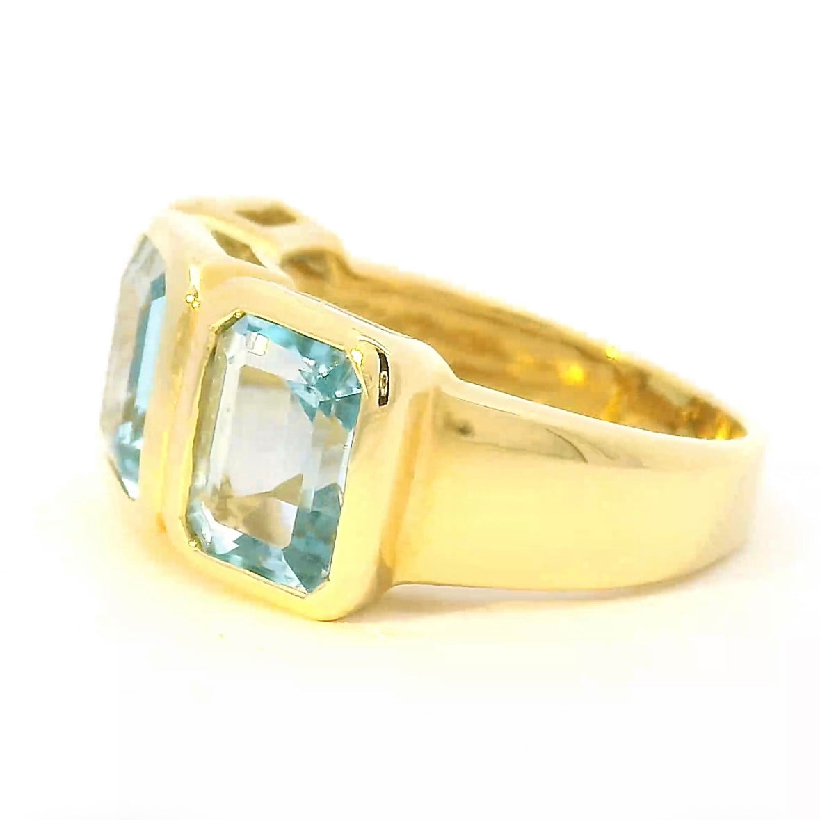 Markanter Ring in 14 Karat Gelbgold mit blauen Topasen