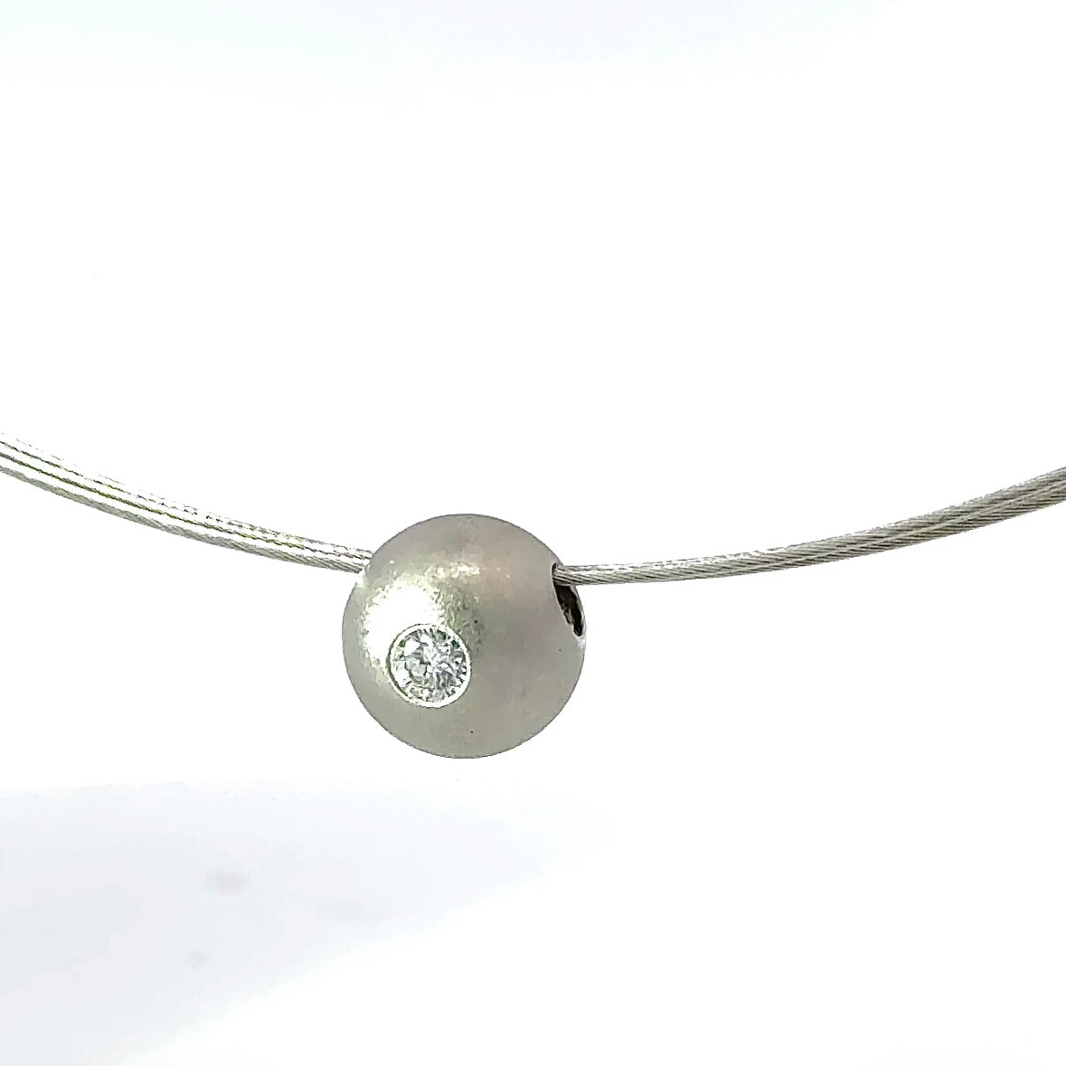 Elegant necklace in 14k white gold with 950 platinum pendant & brilliant-cut diamond