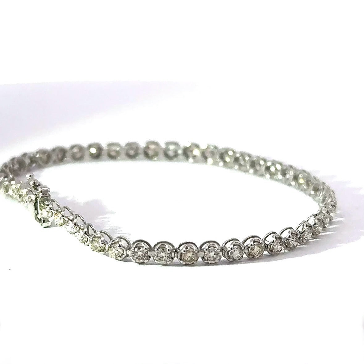 Modernes Tennisarmband in 900er Platin mit Brillanten & Achtersicherungen
