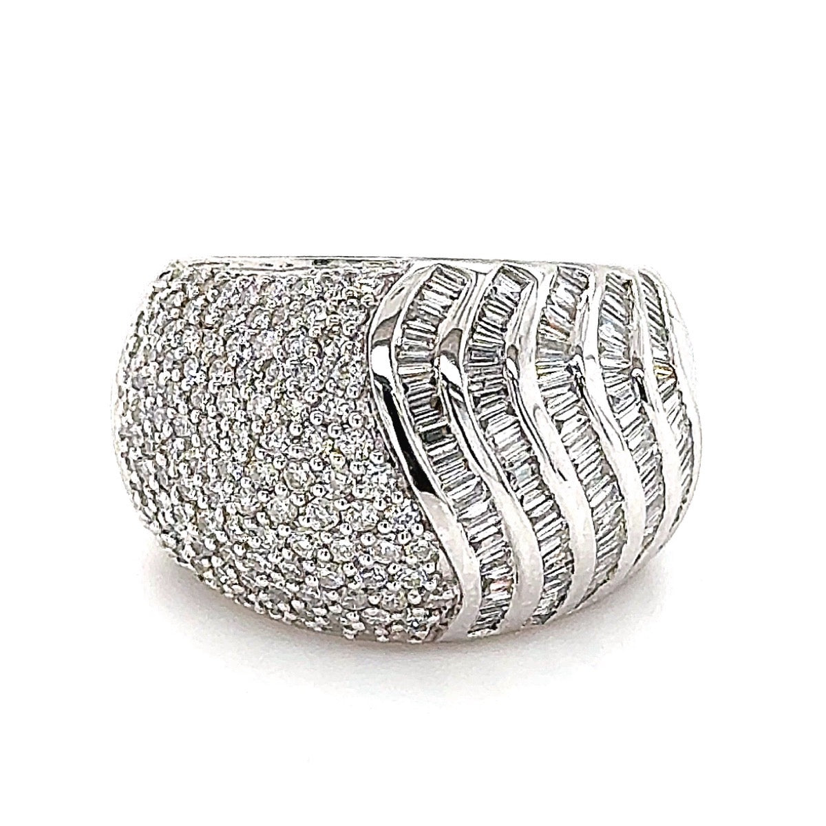 Prunkvoller Ring in 18 Karat Weißgold mit über 200 feinen Brillanten & Diamanten