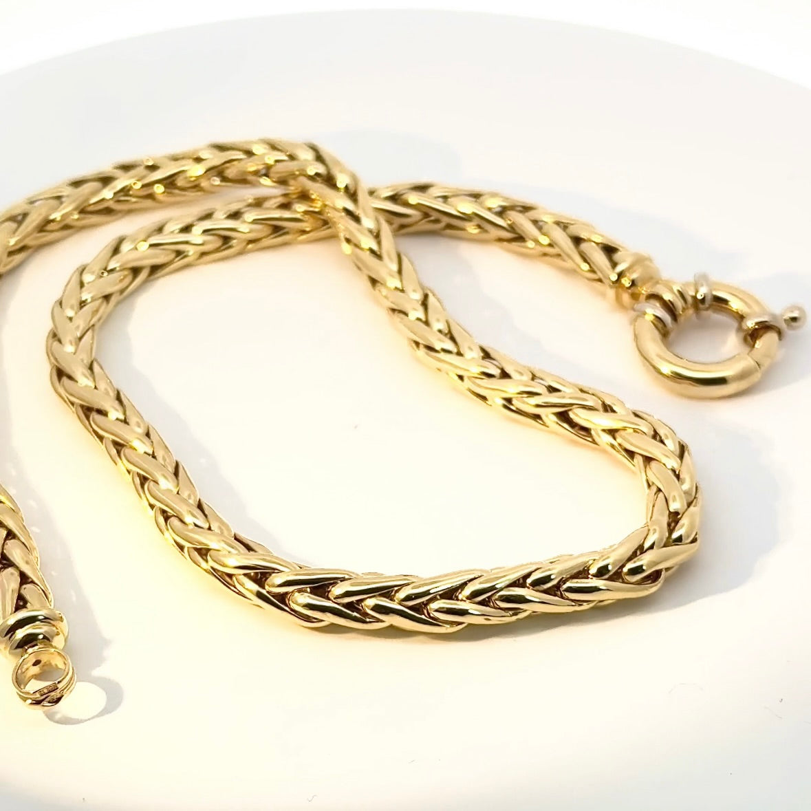 Dominant braided chain in 18 carat (750) yellow gold with large spring ring