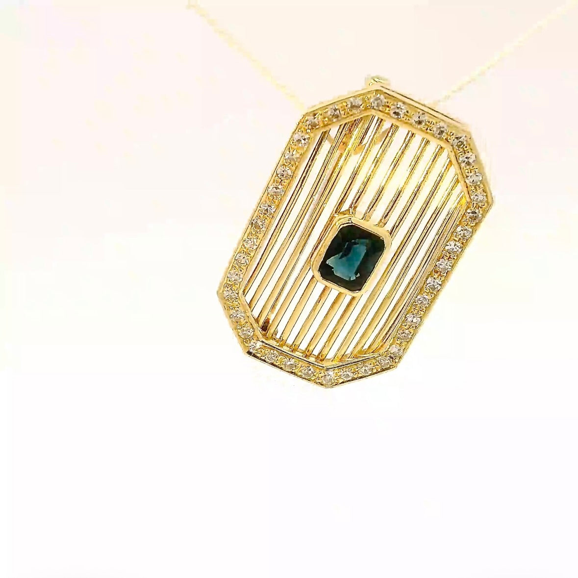 Elegante Brosche in 14 Karat Gelbgold mit Saphir & Diamanten