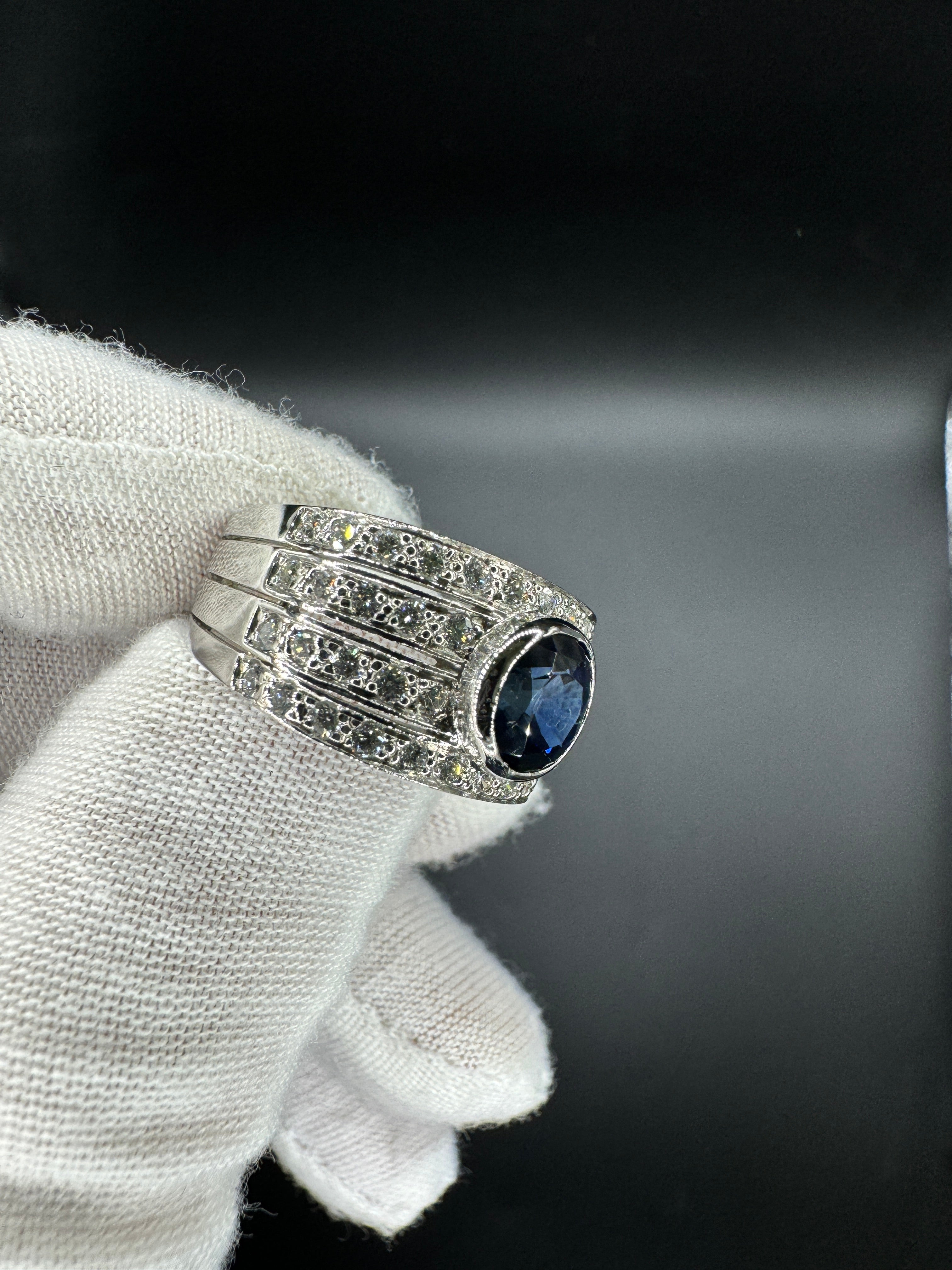Eindrucksvoller Ring in 18 Karat Weißgold mit augenreinem Saphir und Brillanten