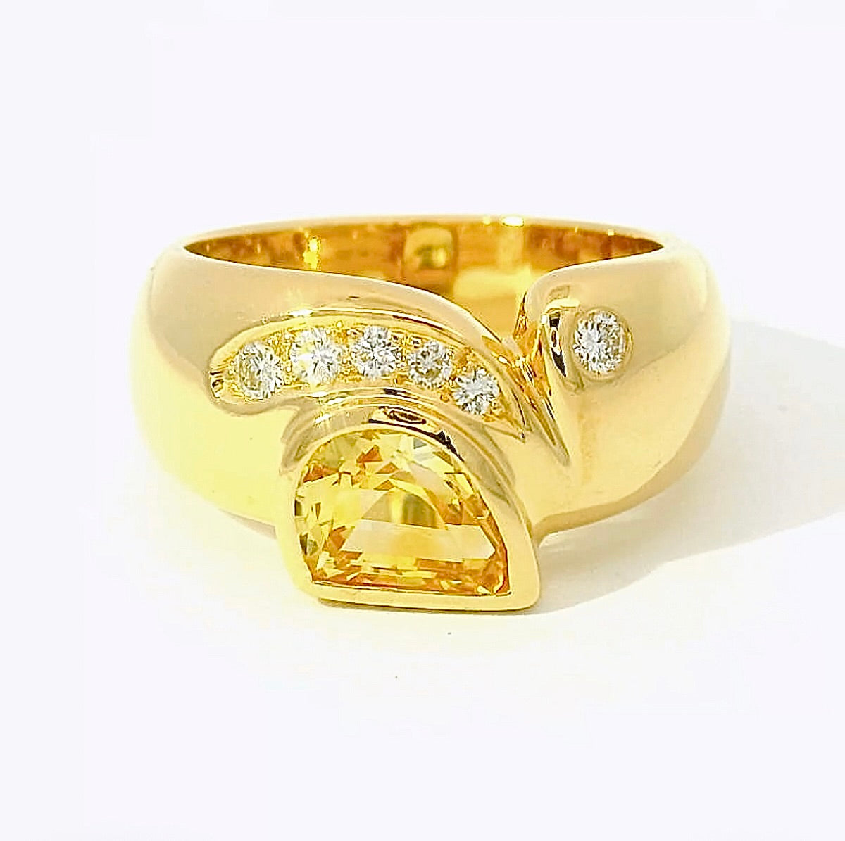 Handgefertigter Ring in 18 Karat Gelbgold mit gelbem Saphir und Brillanten