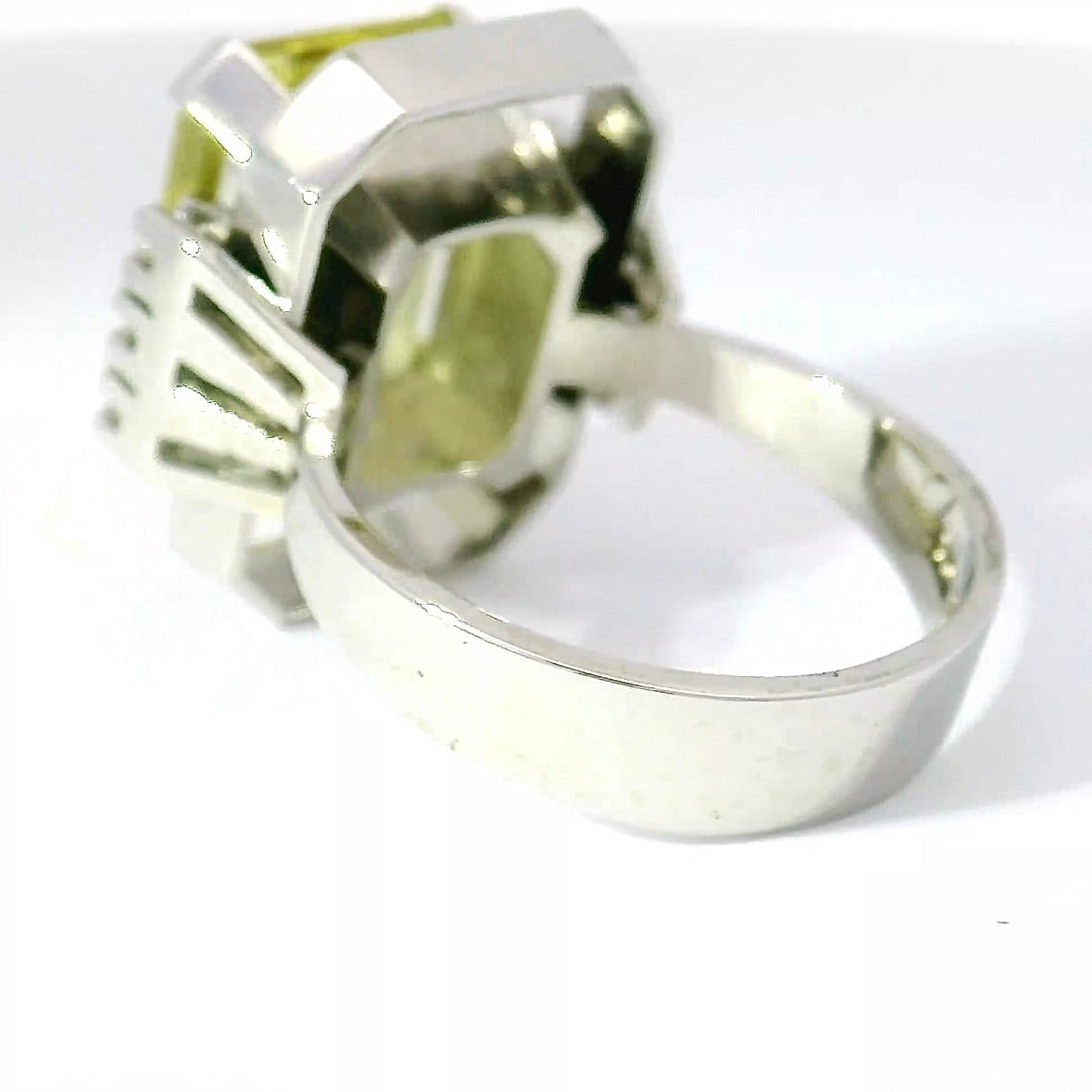 One-of-a-kind ring in 18 karat white gold with lemon quartz & brilliant-cut diamonds
