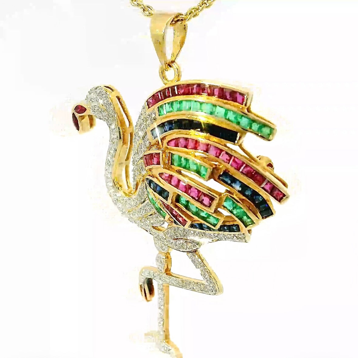 Flamingo-Anhänger in 18 Karat Gelbgold mit Smaragden, Rubinen, Saphiren & Diamanten