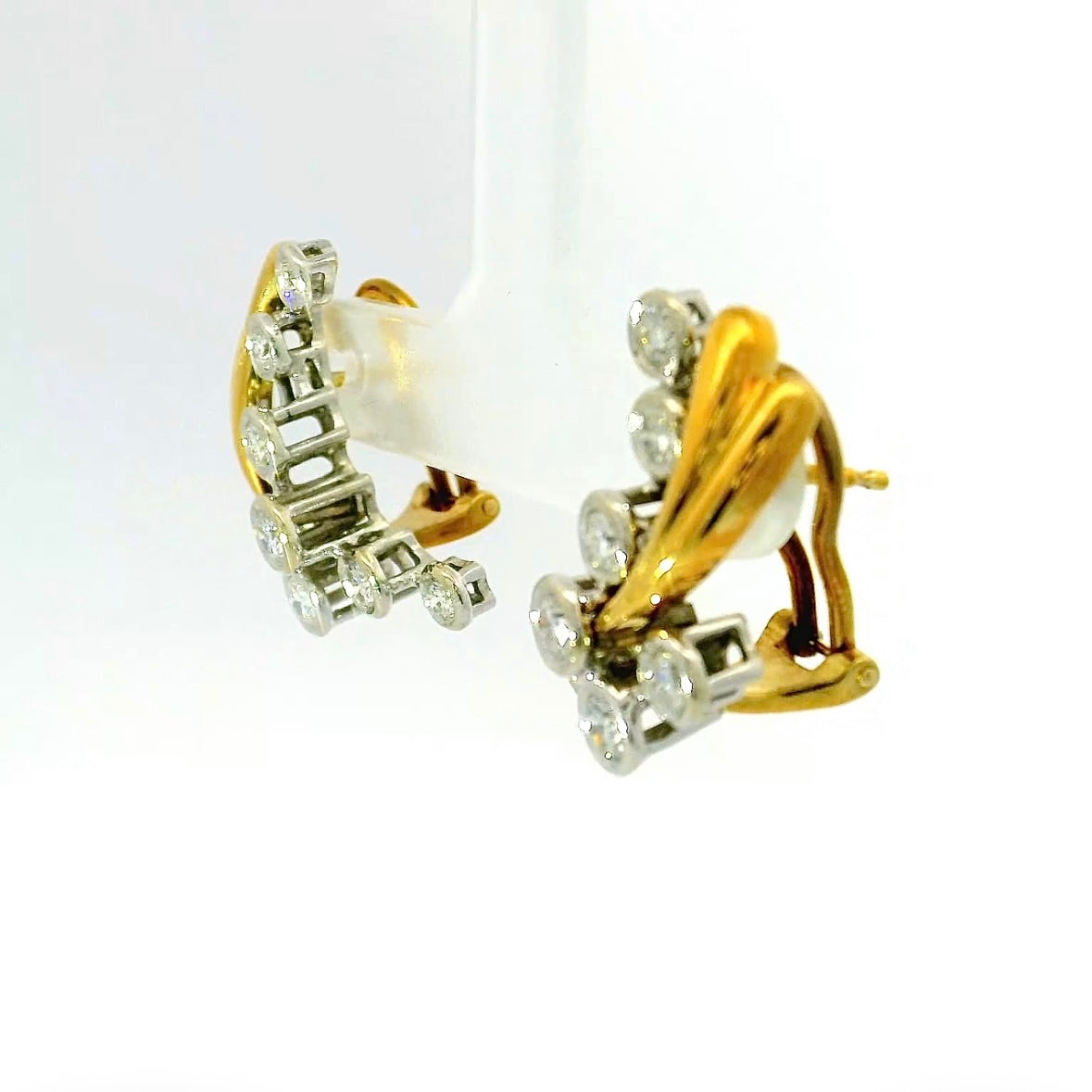 Fancy bicolor earrings in 18 karat gold with fine brilliant-cut diamonds