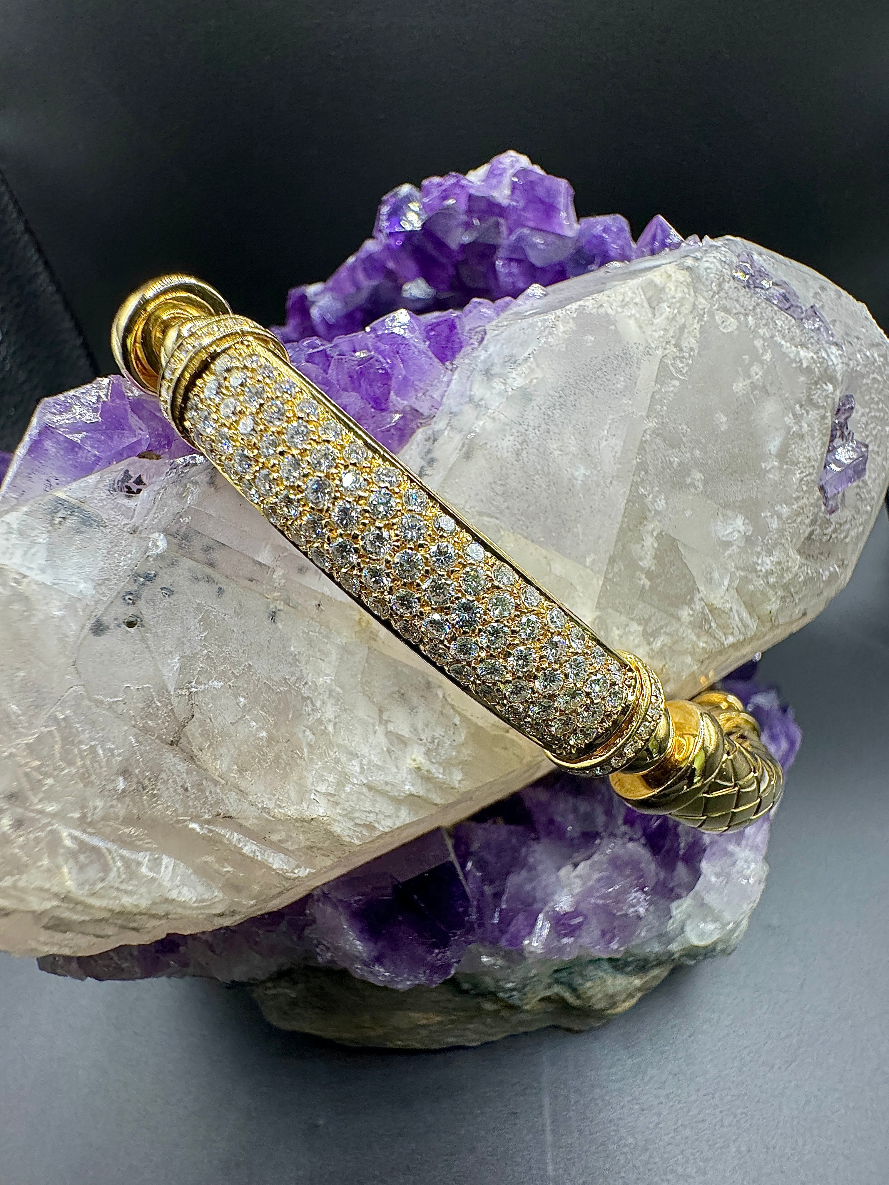 Herausragender Armreif in 18 Karat Gelbgold mit 100 hochfeinen Brillanten