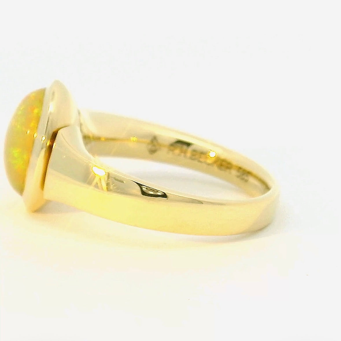 Edler Ring in 14 Karat Gelbgold mit äthiopischem Opal von R. H. Becker