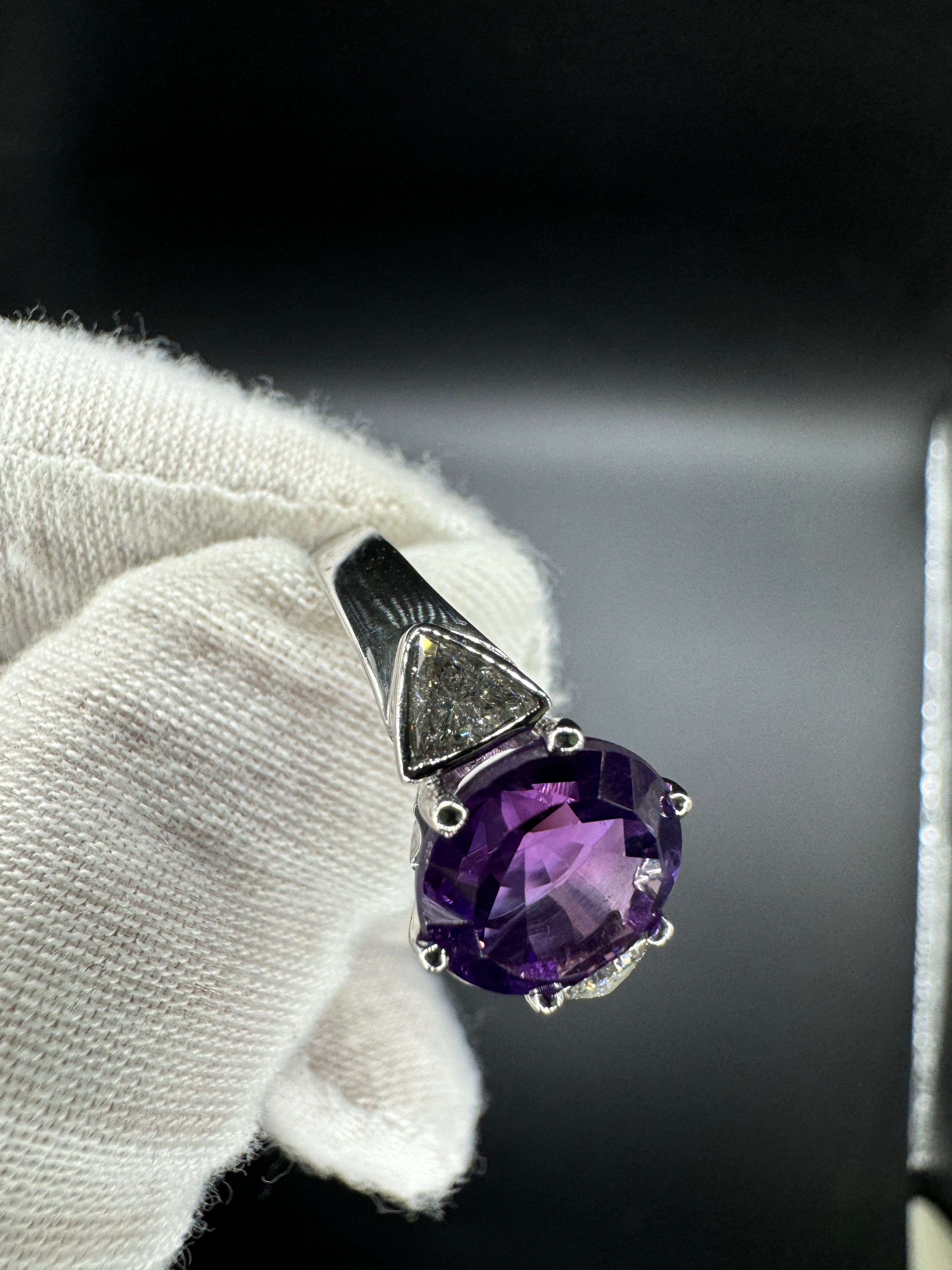 Edler Amethyst Ring in 18 Karat Weißgold mit feinen Trillanten - Handarbeit