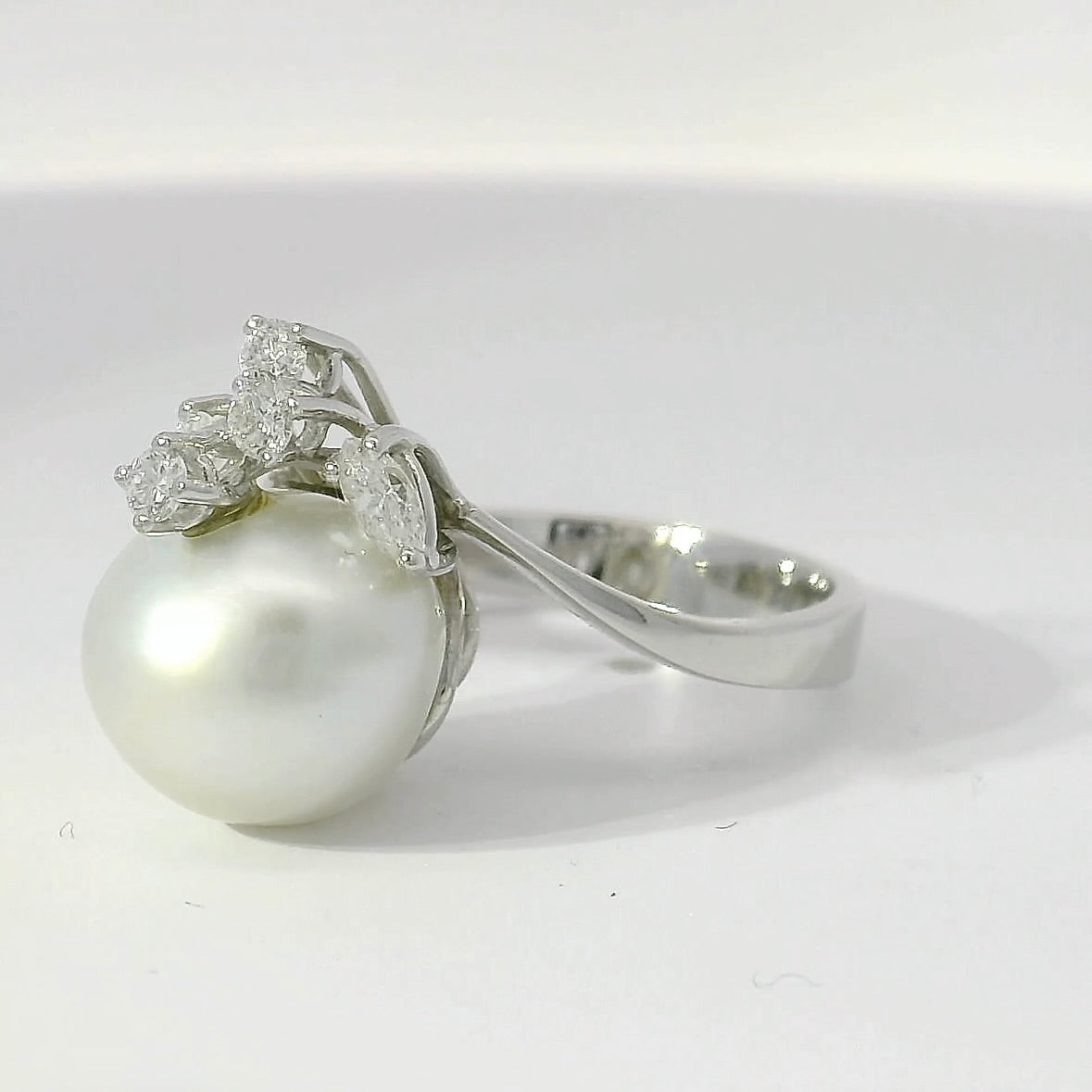 Handgefertigter Ring in 18 Karat Weißgold mit Südseeperle & Diamanten
