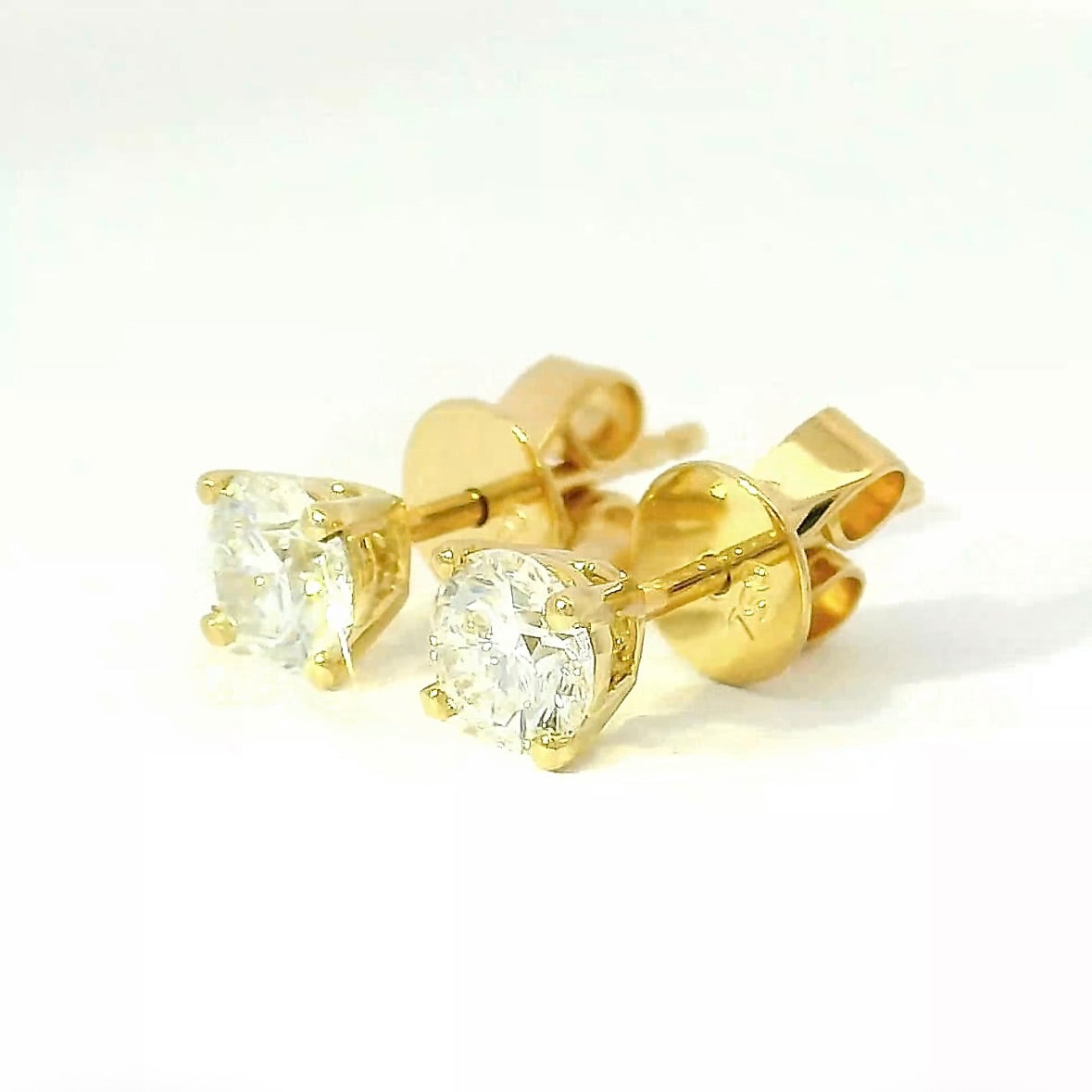 Moderne Brillantstecker in 18 Karat Gelbgold mit hochfeinen Brillanten