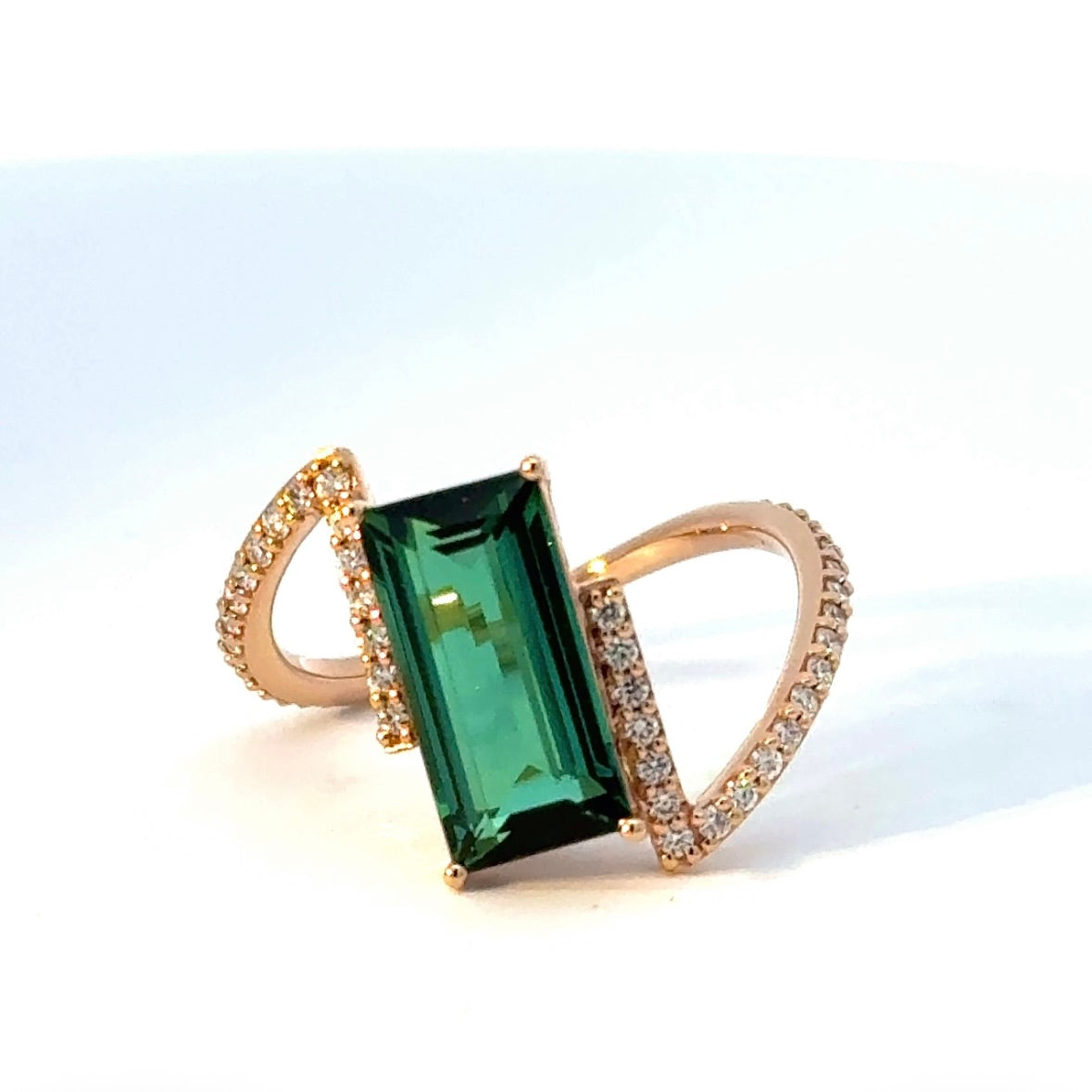 Eleganter Ring in 14 Karat Rosegold mit Lagoon-Turmalin & Brillanten