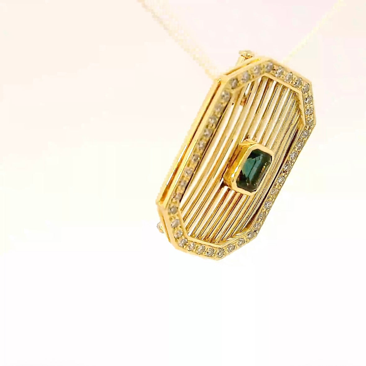 Elegante Brosche in 14 Karat Gelbgold mit Saphir & Diamanten