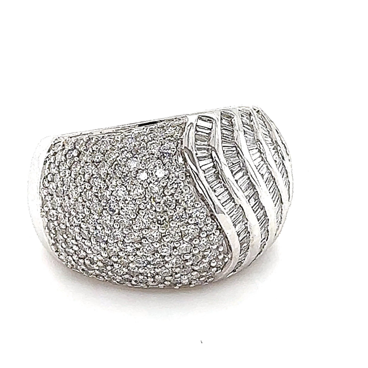 Prunkvoller Ring in 18 Karat Weißgold mit über 200 feinen Brillanten & Diamanten