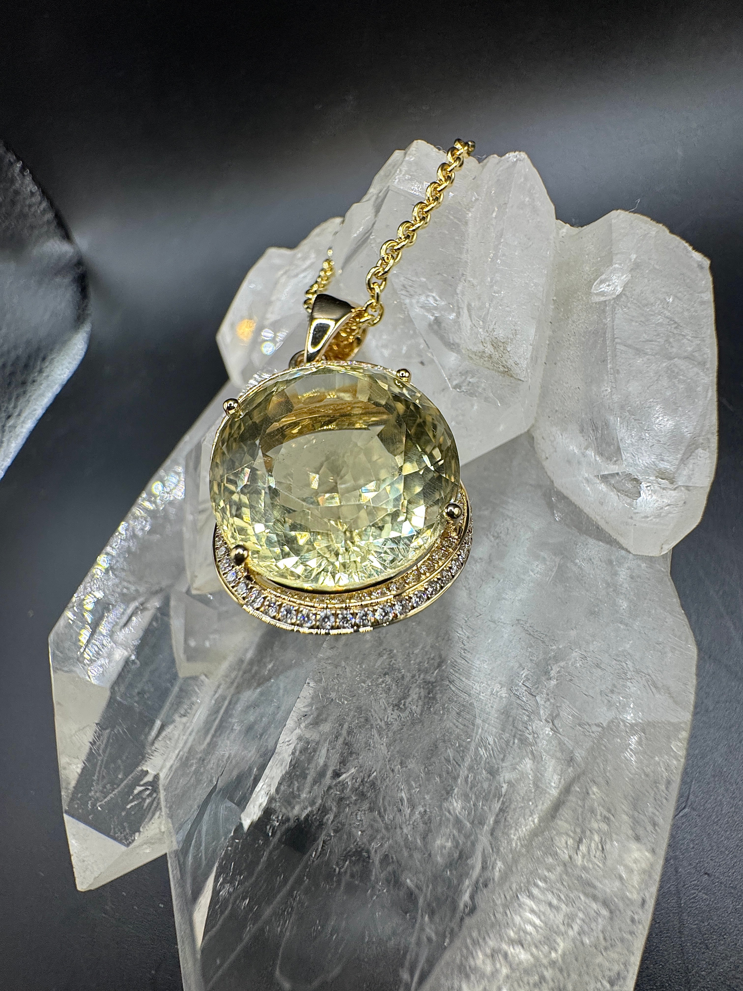 Beeindruckender Anhänger in 14 Karat Gelbgold mit riesigem Goldberyll & Brillanten