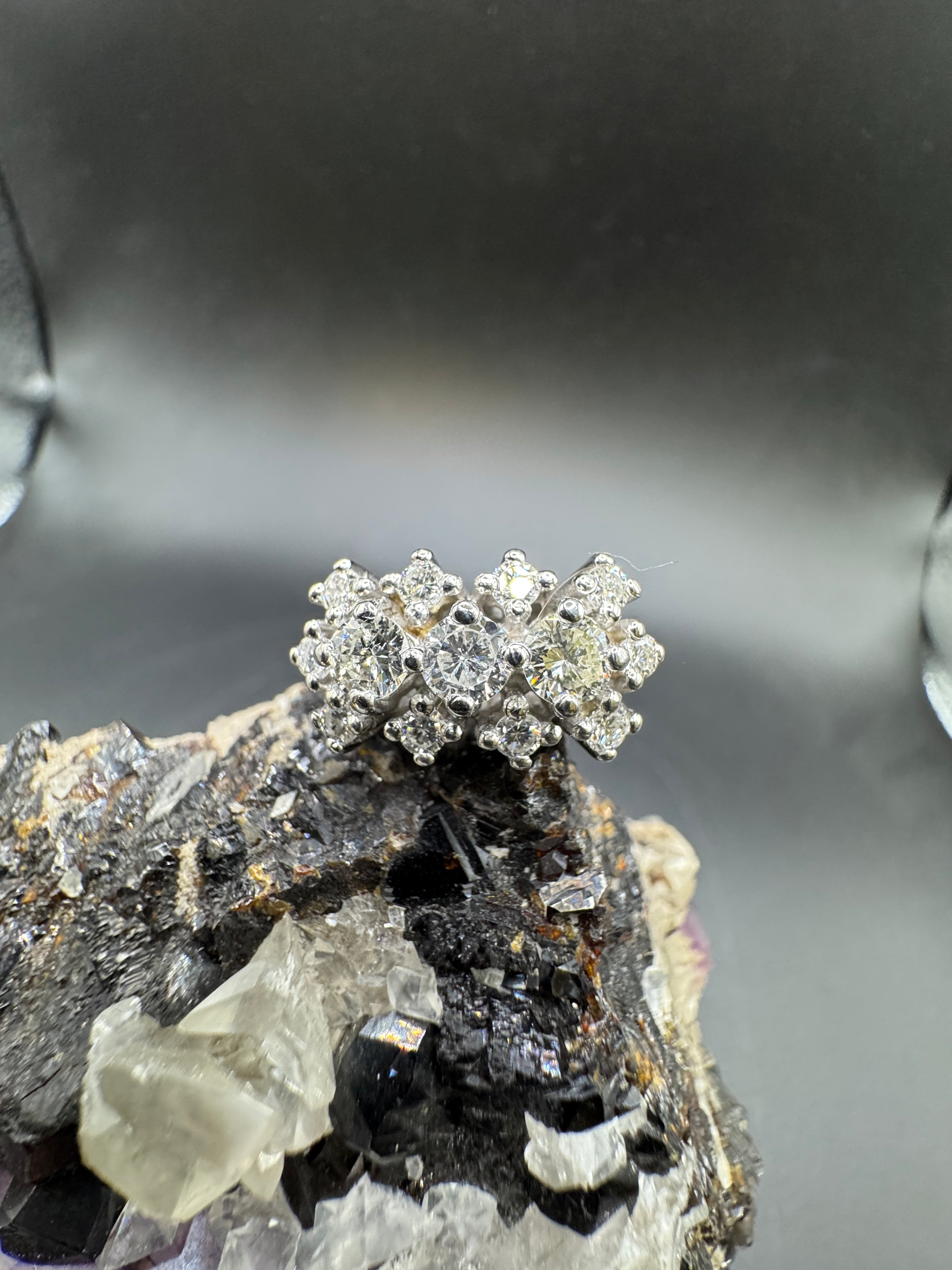 Timeless Vintage Ring in 14 Karat White Gold with Brilliant Cut Diamonds