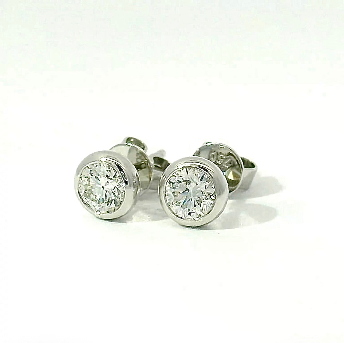 Moderne Brillantstecker in 18 Karat Weißgold mit hochfeinen Brillanten