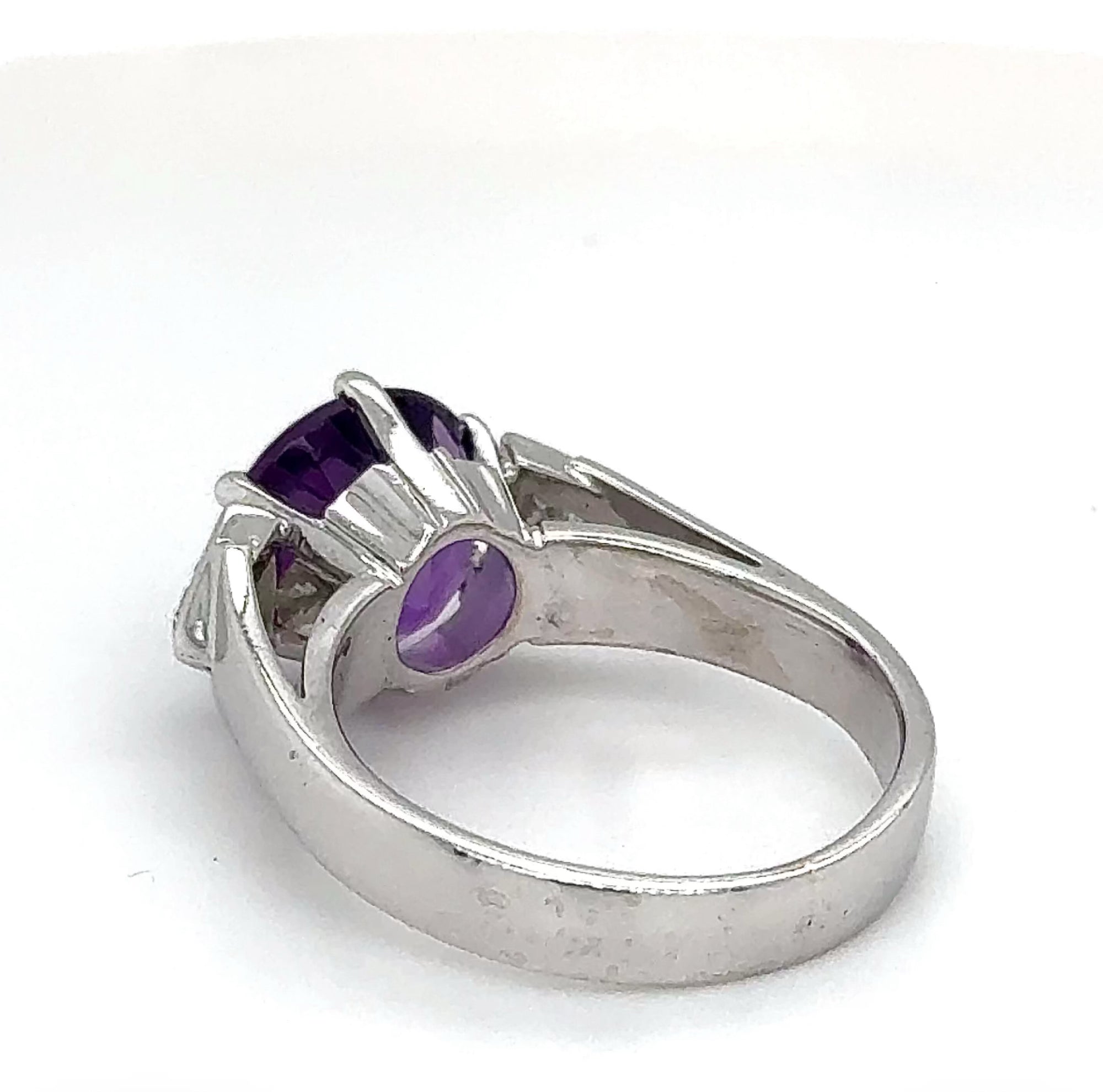 Edler Amethyst Ring in 18 Karat Weißgold mit feinen Trillanten - Handarbeit