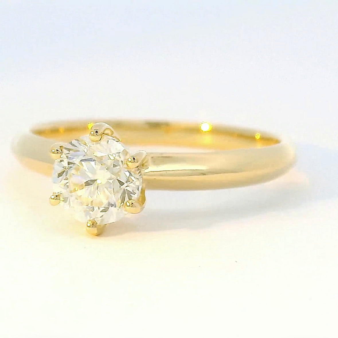 Moderner Solitärring in 18 Karat Gelbgold mit 1,02 Karat Brillant