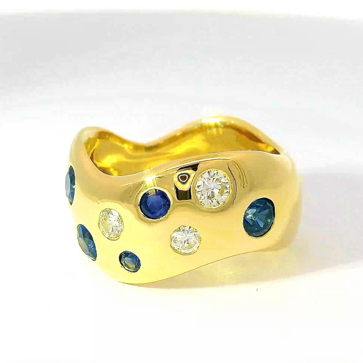 Eleganter Ring in 18 Karat Gelbgold mit Saphiren & Brillanten