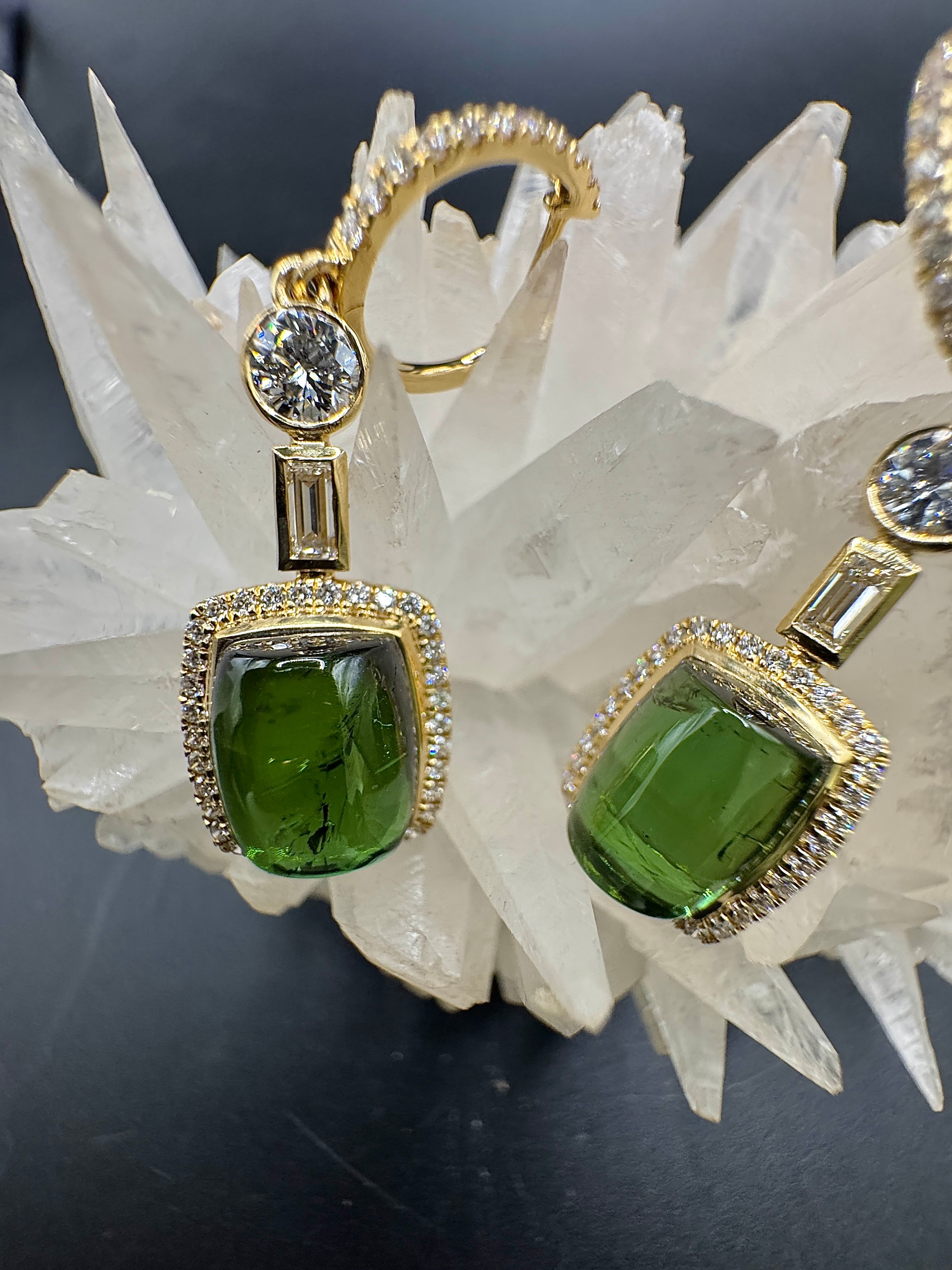 Hängende Ohrringe in 18 Karat Gelbgold mit Brillanten, Diamanten & Turmalinen