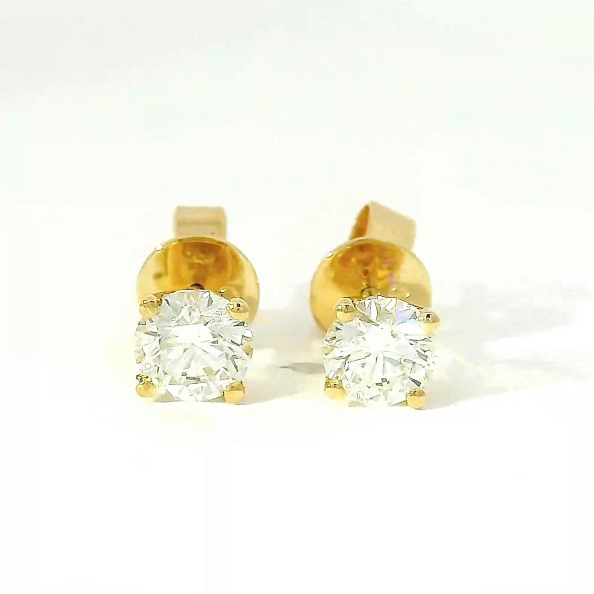 Moderne Brillantstecker in 18 Karat Gelbgold mit hochfeinen Brillanten